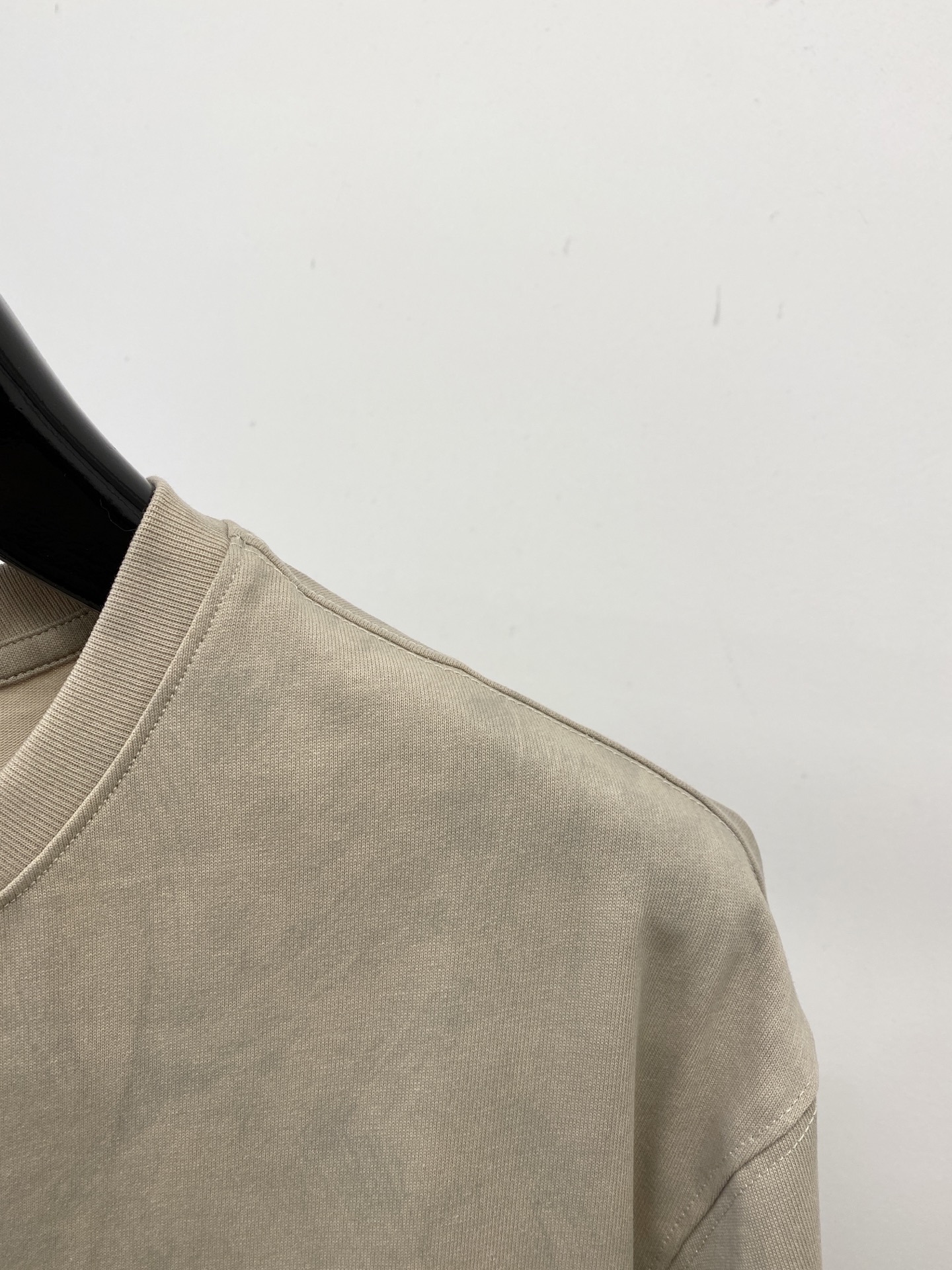 AMIRI、2026新品短袖T恤，帅气时尚，胸前精致刺绣图案logo，简约百搭款。面料棉 不仅挺括，保持