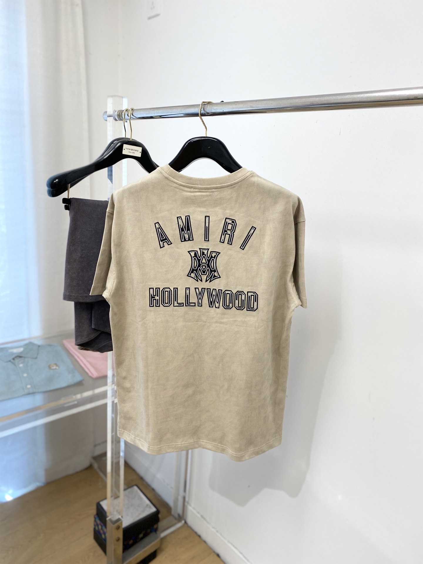 AMIRI、2026新品短袖T恤，帅气时尚，胸前精致刺绣图案logo，简约百搭款。面料棉 不仅挺括，保持