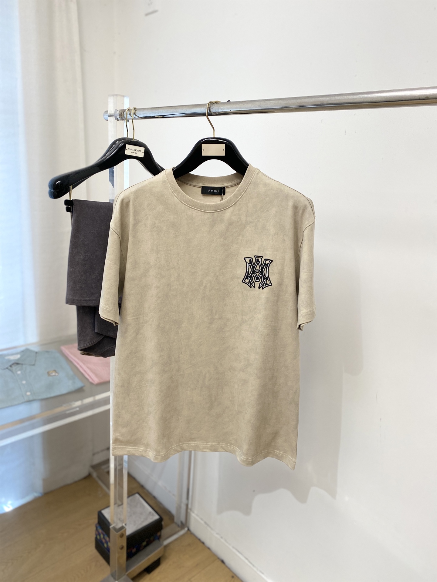 AMIRI、2026新品短袖T恤，帅气时尚，胸前精致刺绣图案logo，简约百搭款。面料棉 不仅挺括，保持