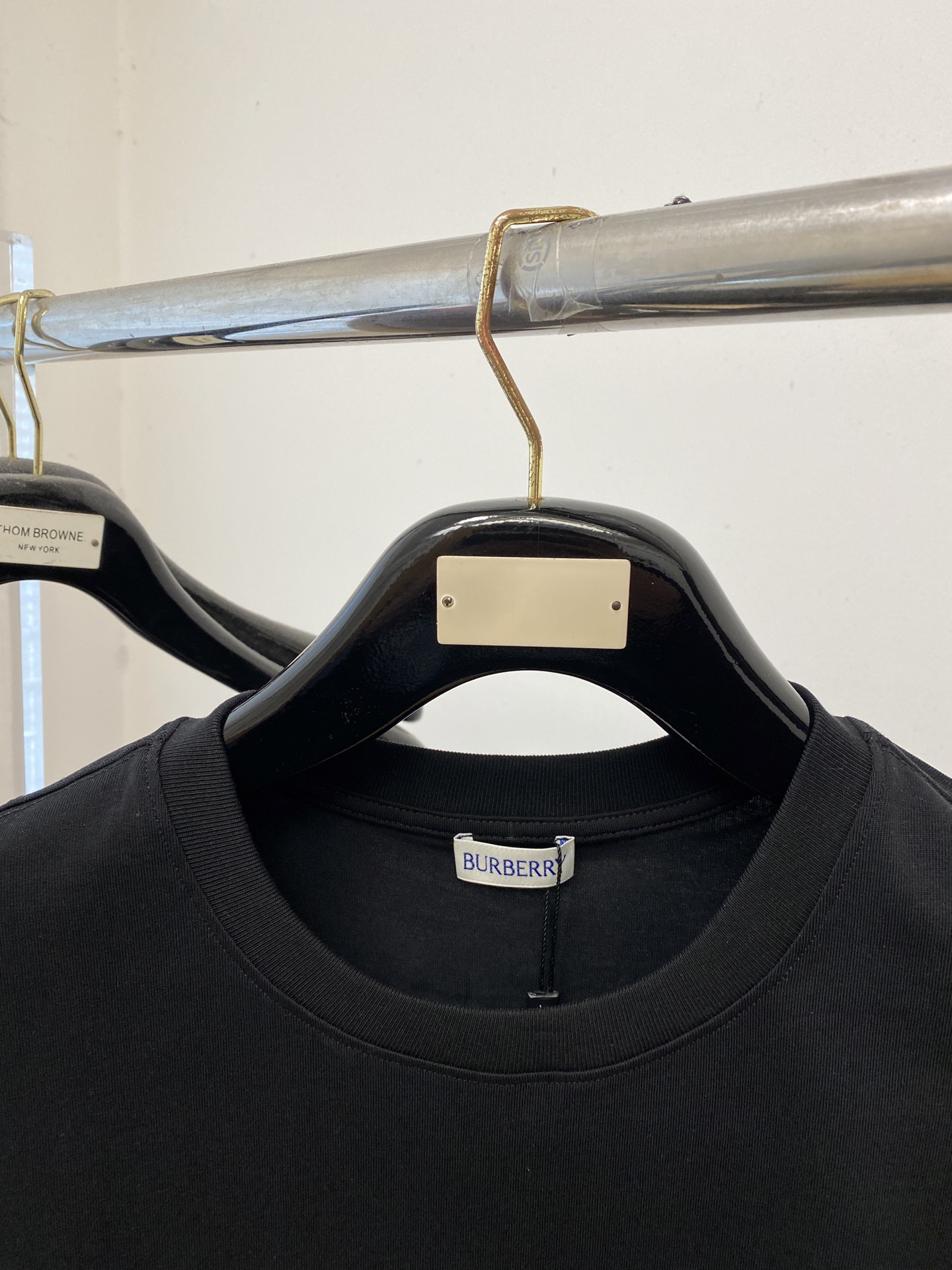 巴宝莉、2026新品短袖T恤，帅气时尚，胸前精致刺绣字母logo，简约百搭款。面料棉 不仅挺括，保持潮流