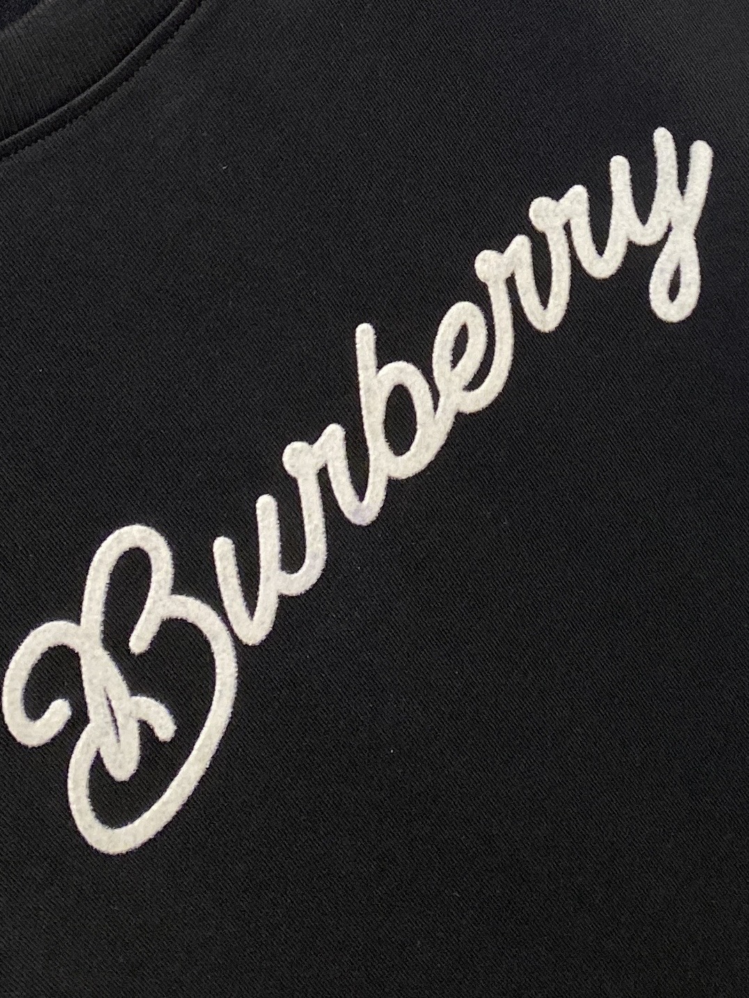 巴宝莉、2026新品短袖T恤，帅气时尚，胸前精致刺绣字母logo，简约百搭款。面料棉 不仅挺括，保持潮流