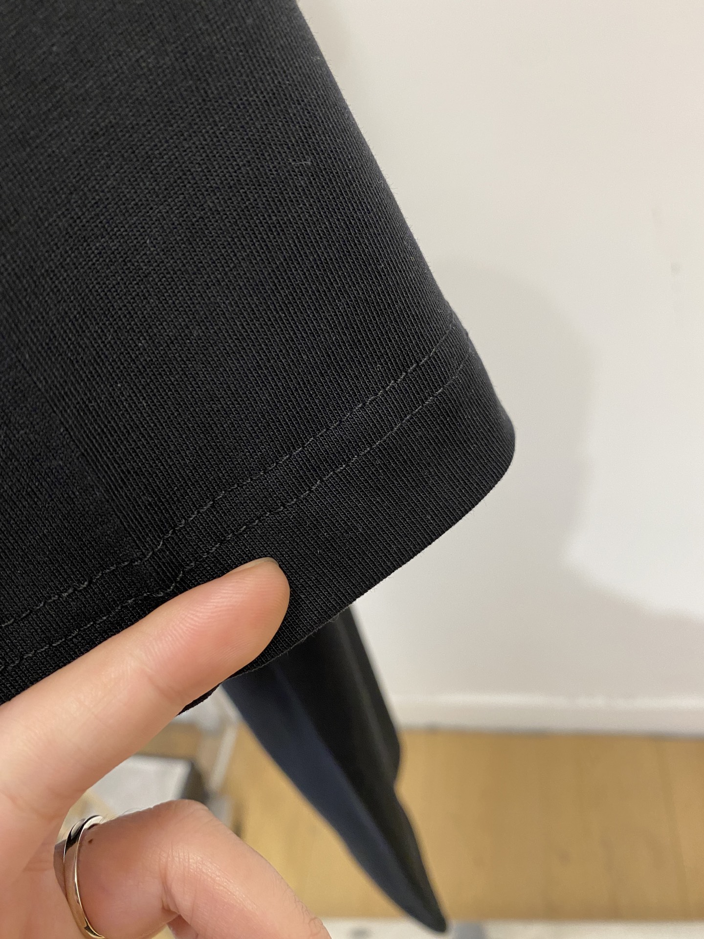 巴宝莉、2026新品短袖T恤，帅气时尚，胸前精致刺绣字母logo，简约百搭款。面料棉 不仅挺括，保持潮流