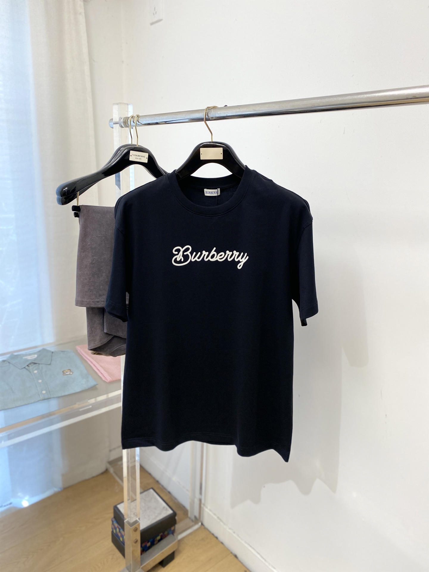 巴宝莉、2026新品短袖T恤，帅气时尚，胸前精致刺绣字母logo，简约百搭款。面料棉 不仅挺括，保持潮流