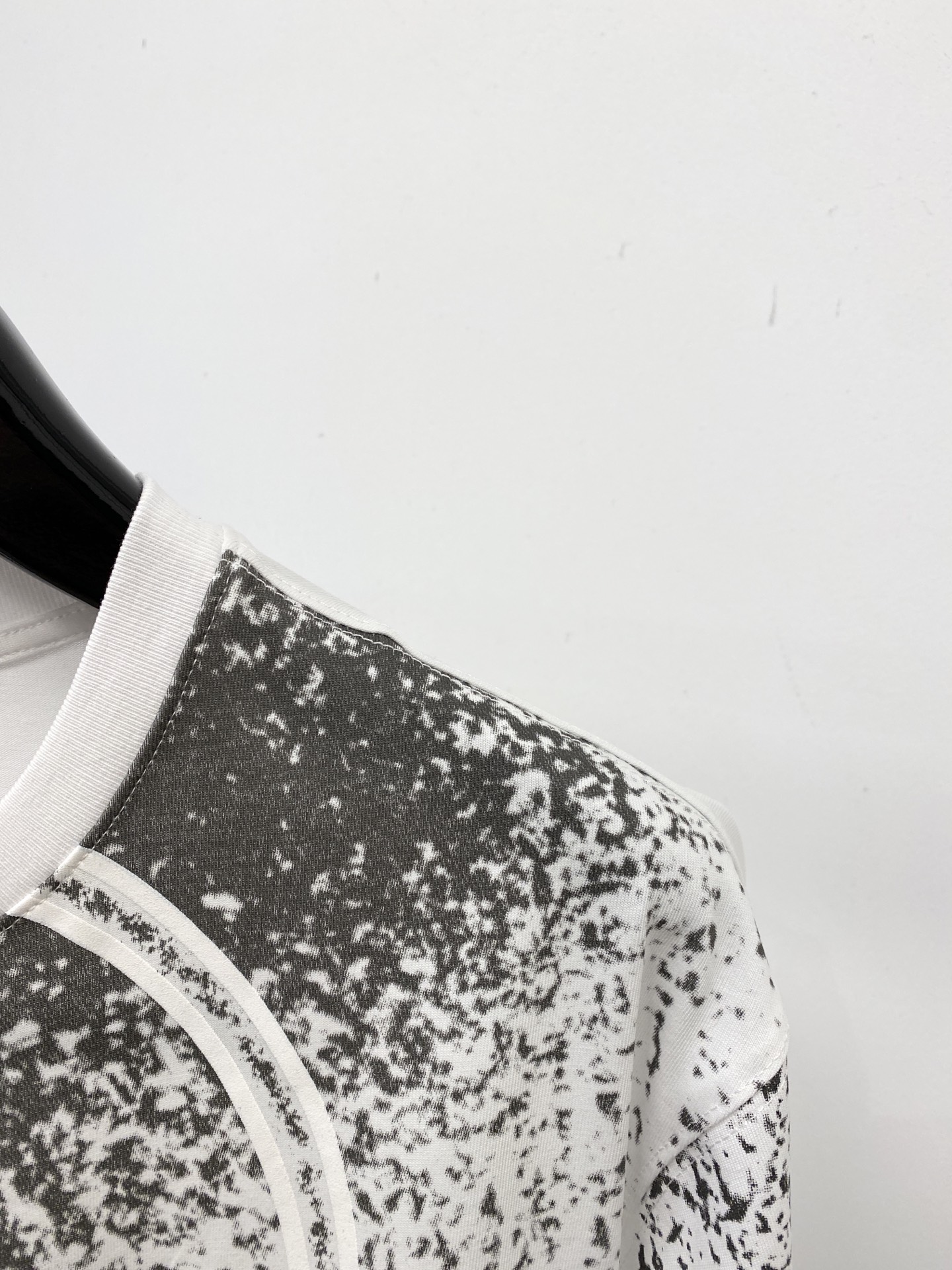 蒙口、2026新品短袖T恤，帅气时尚，胸前顶级印胶图案字母logo，简约百搭款。面料棉 不仅挺括，保持潮