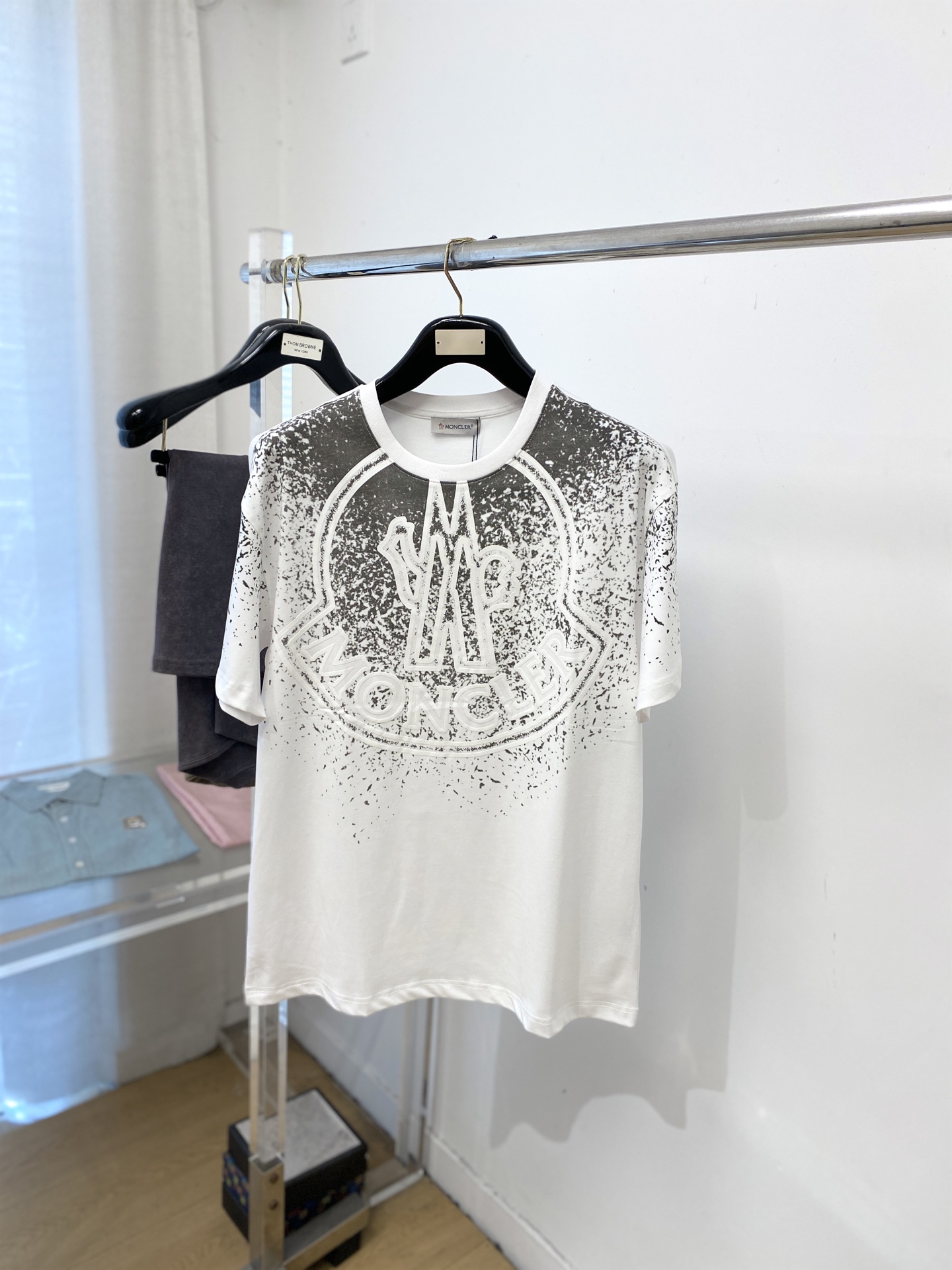 蒙口、2026新品短袖T恤，帅气时尚，胸前顶级印胶图案字母logo，简约百搭款。面料棉 不仅挺括，保持潮