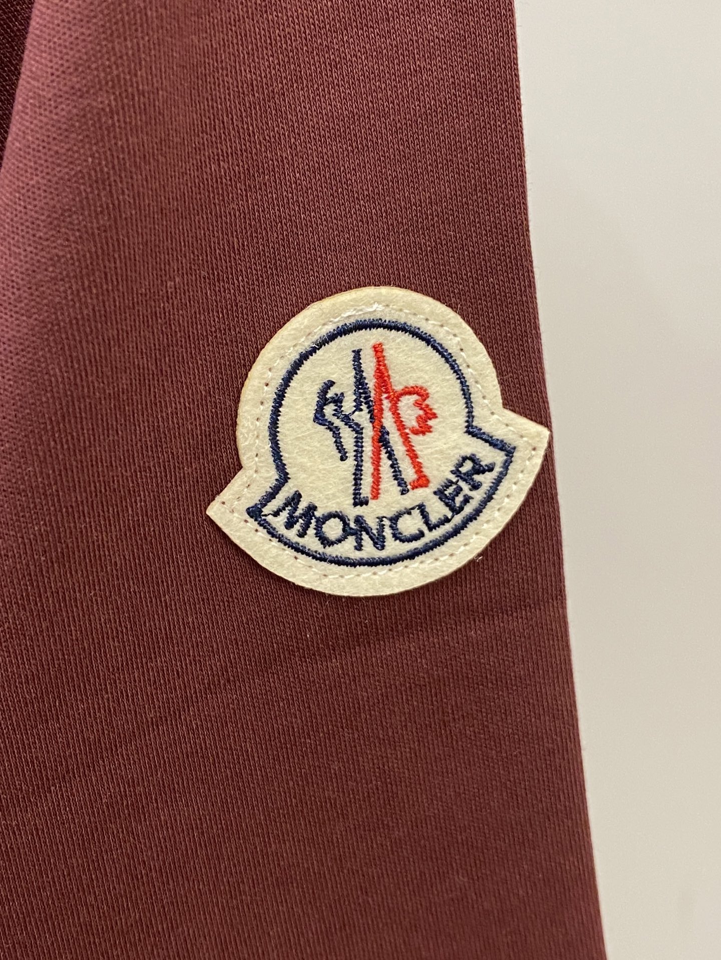 蒙口、2026新品短袖T恤，帅气时尚，胸前精致刺绣字母logo，简约百搭款。面料棉 不仅挺括，保持潮流的