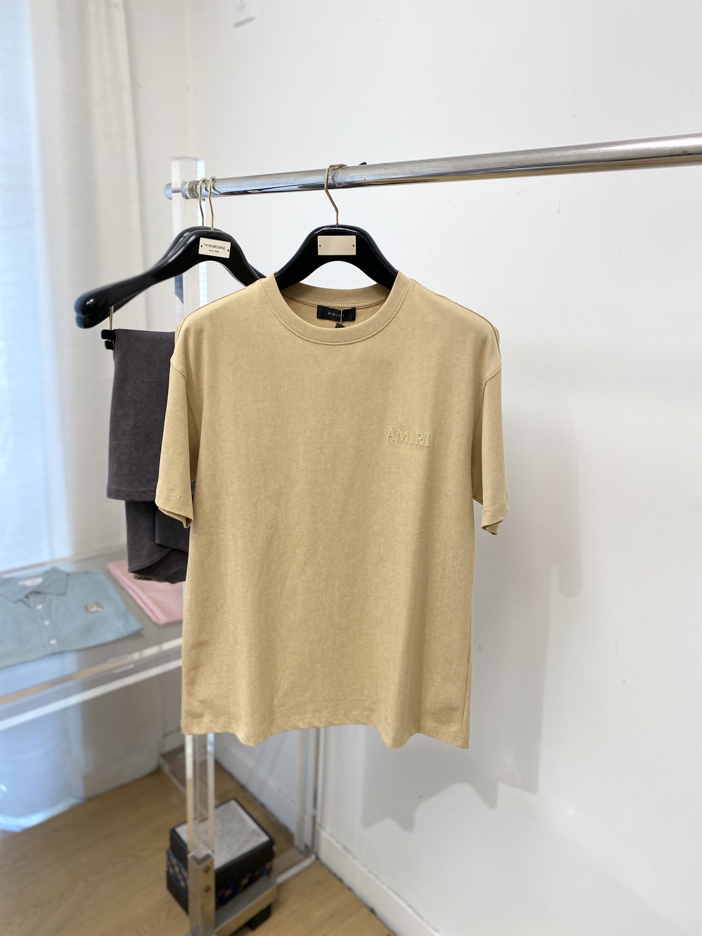 AMIRI、2026新品短袖T恤，帅气时尚，胸前精致刺绣字母logo，简约百搭款。面料棉 不仅挺括，保持