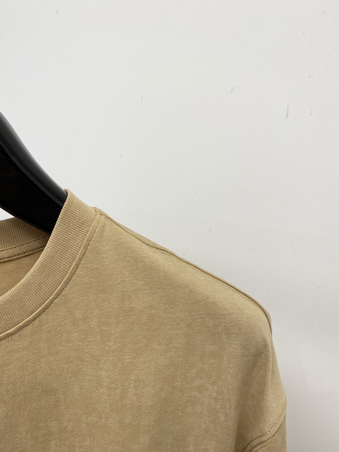 AMIRI、2026新品短袖T恤，帅气时尚，胸前精致刺绣字母logo，简约百搭款。面料棉 不仅挺括，保持