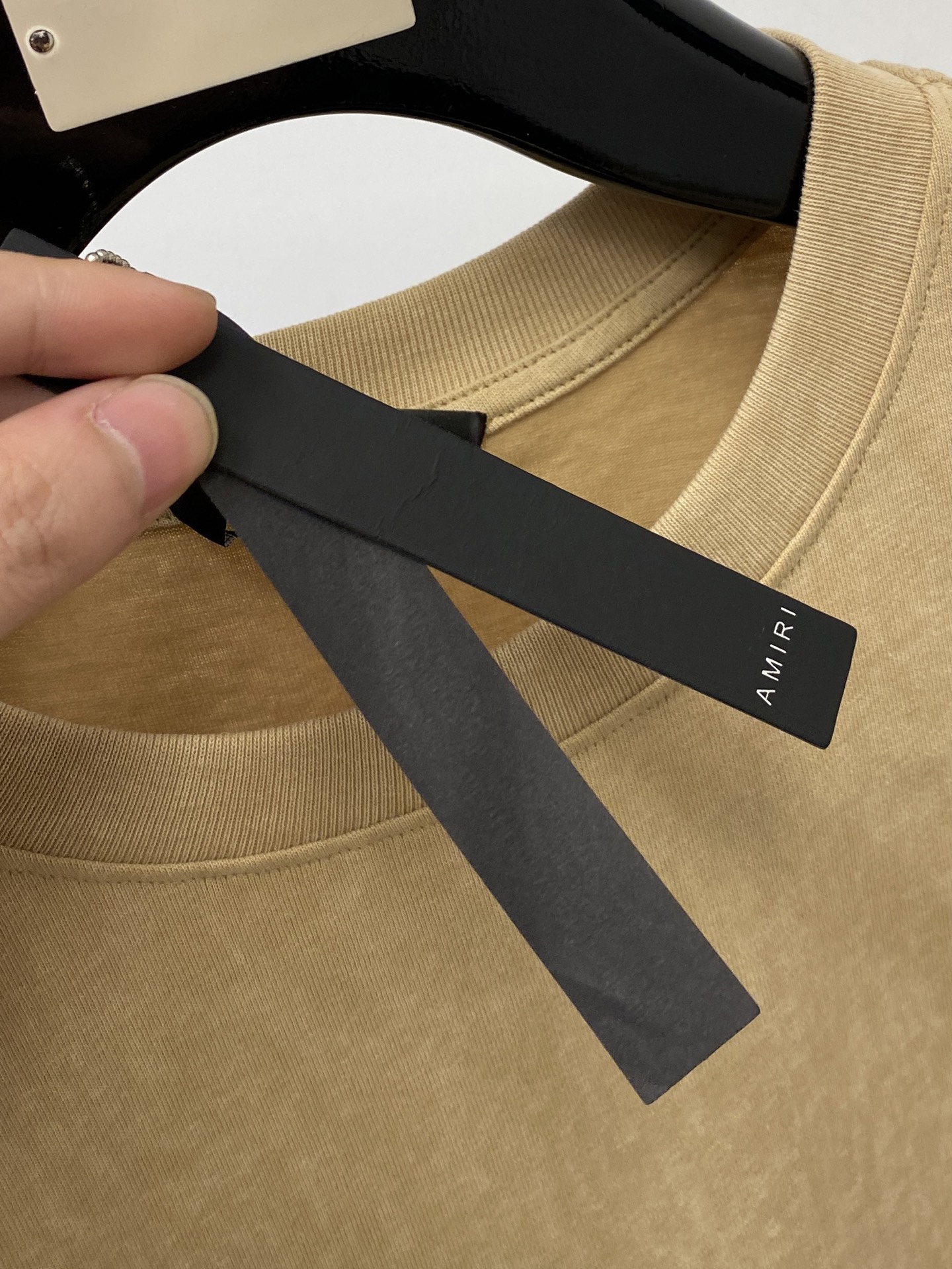 AMIRI、2026新品短袖T恤，帅气时尚，胸前精致刺绣字母logo，简约百搭款。面料棉 不仅挺括，保持