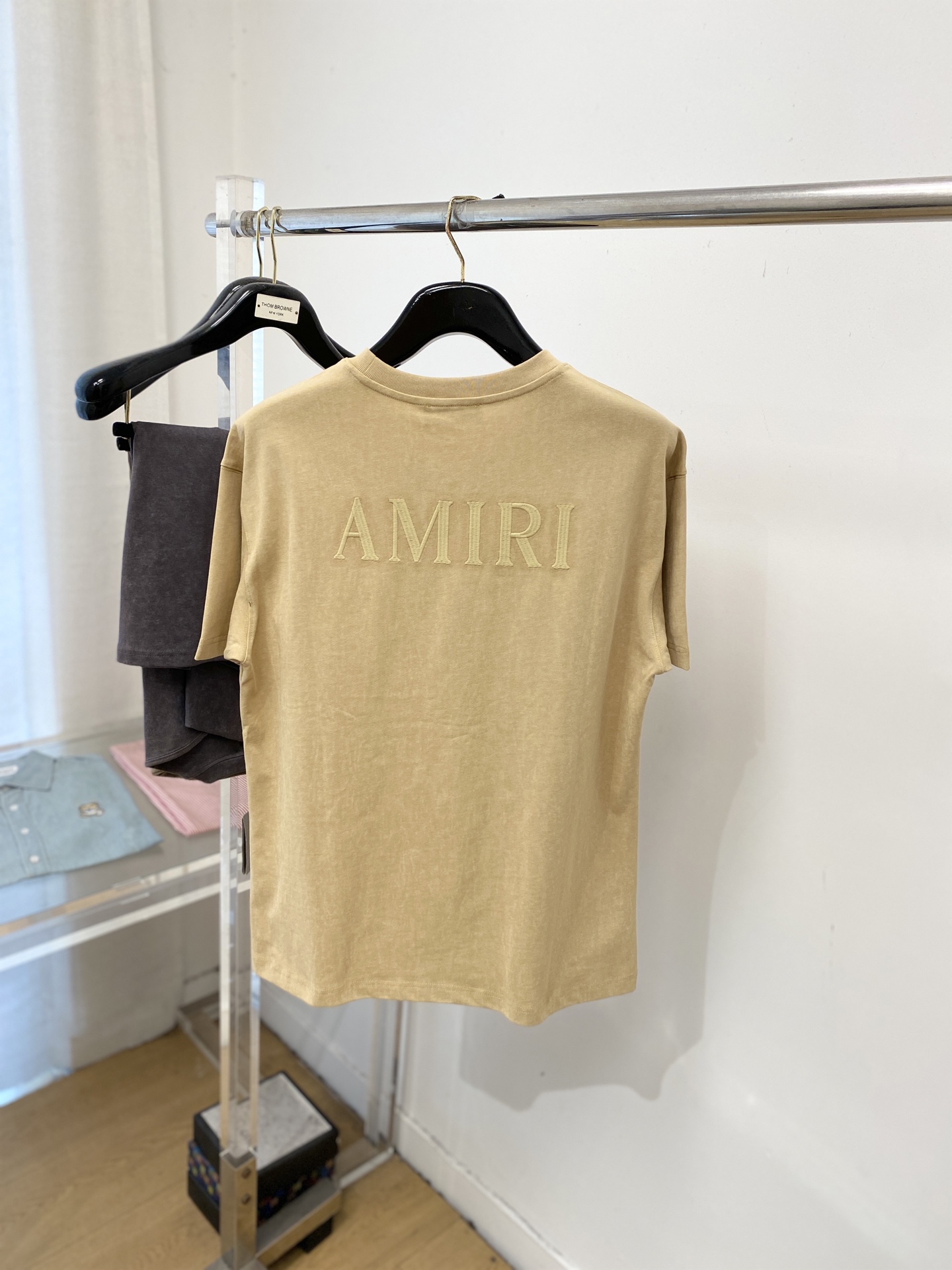 AMIRI、2026新品短袖T恤，帅气时尚，胸前精致刺绣字母logo，简约百搭款。面料棉 不仅挺括，保持