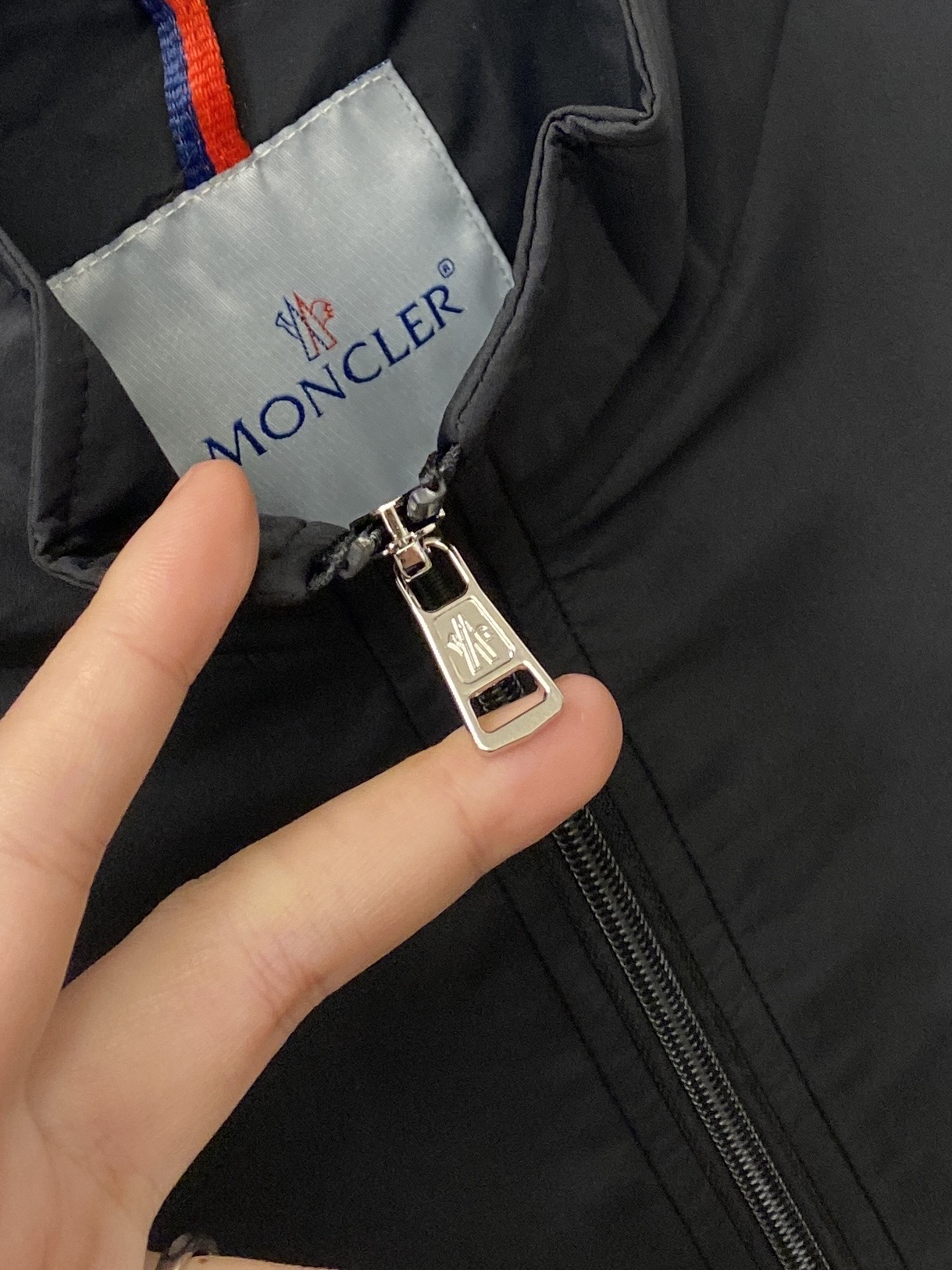 蒙口、2026新品夹克外套，时尚帅气，简约百搭款，袖口刺绣装饰图案logo，定制原版面料，不仅挺括，保持