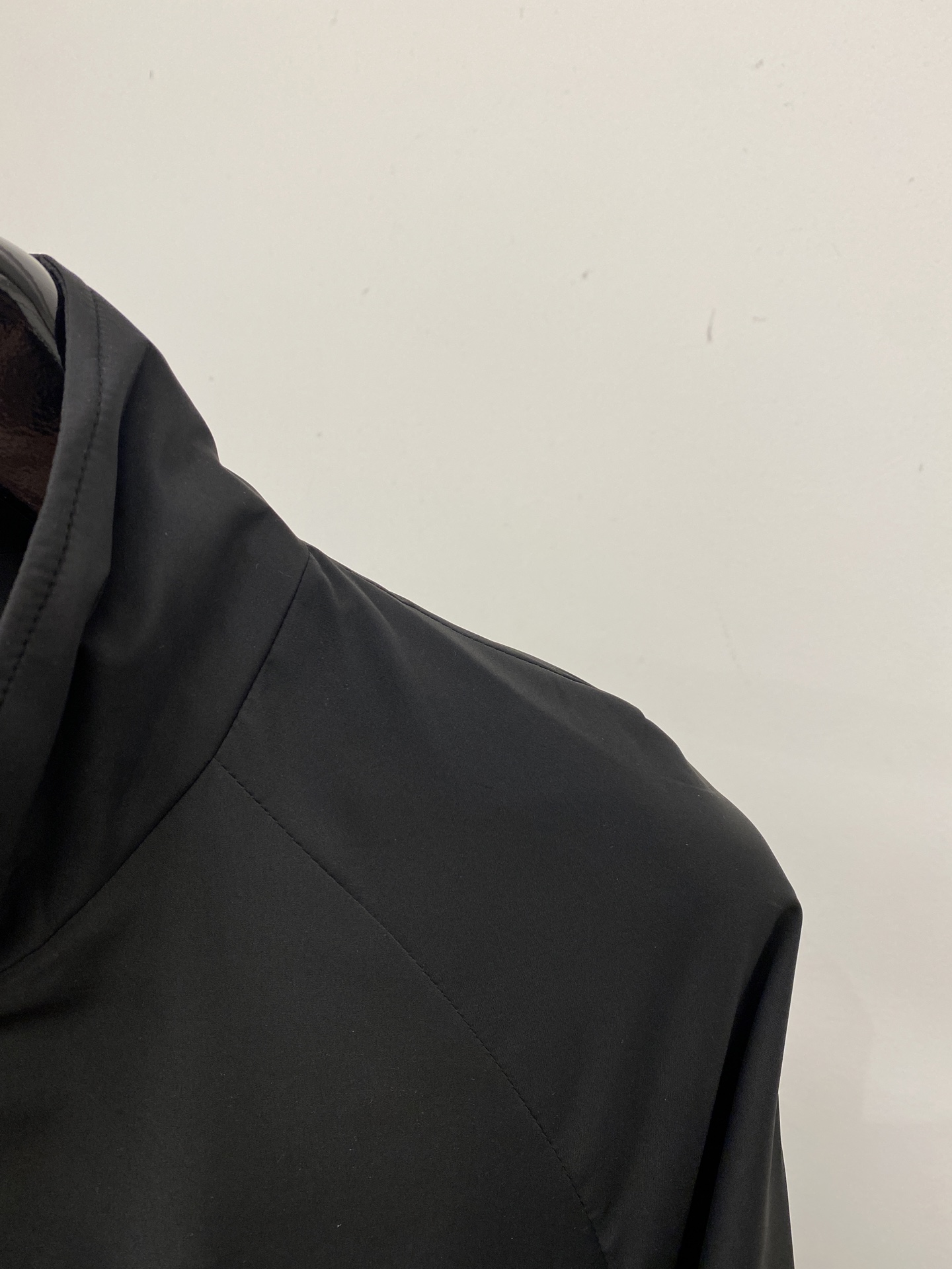 蒙口、2026新品夹克外套，时尚帅气，简约百搭款，袖口刺绣装饰图案logo，定制原版面料，不仅挺括，保持