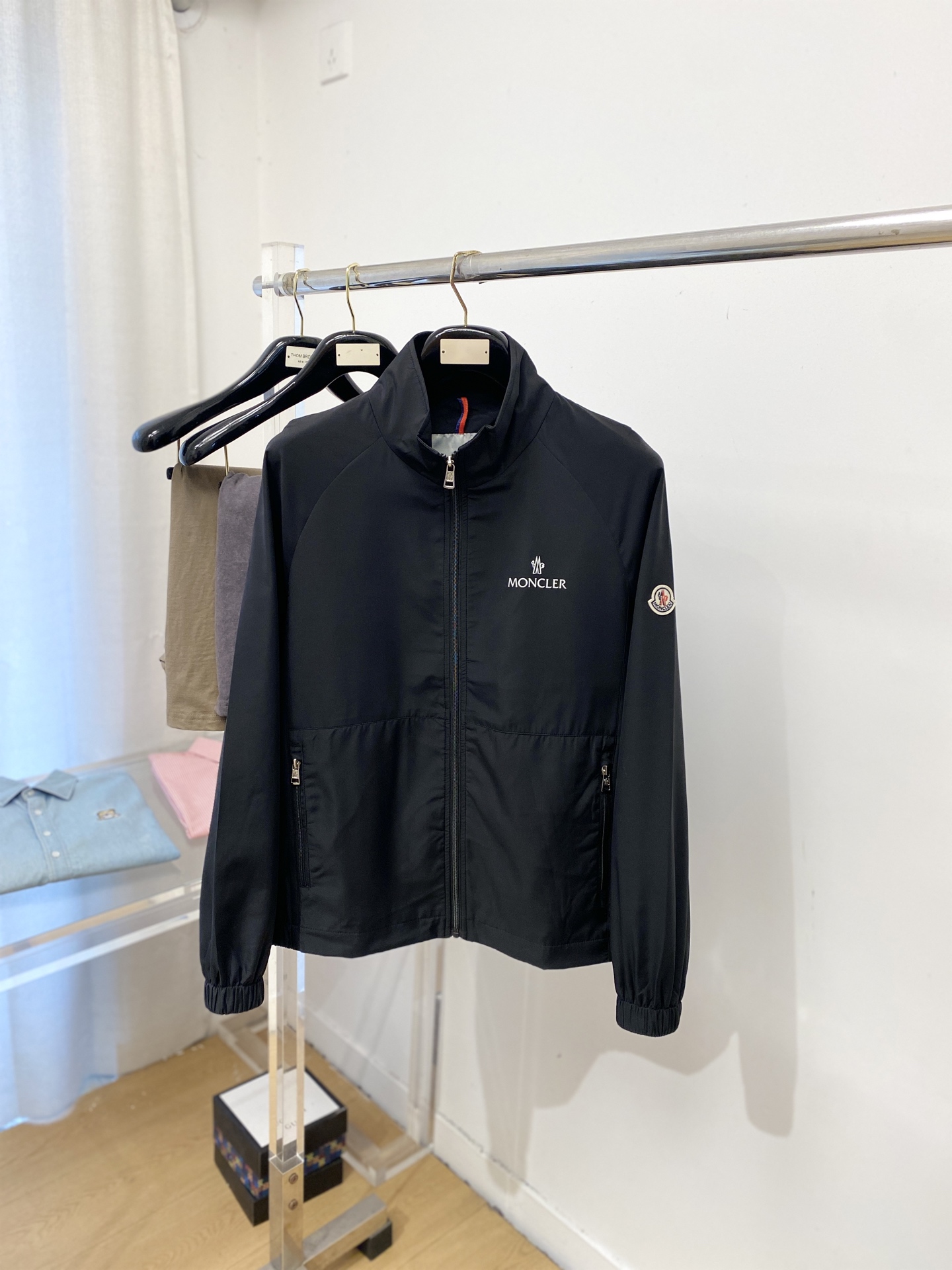 蒙口、2026新品夹克外套，时尚帅气，简约百搭款，袖口刺绣装饰图案logo，定制原版面料，不仅挺括，保持