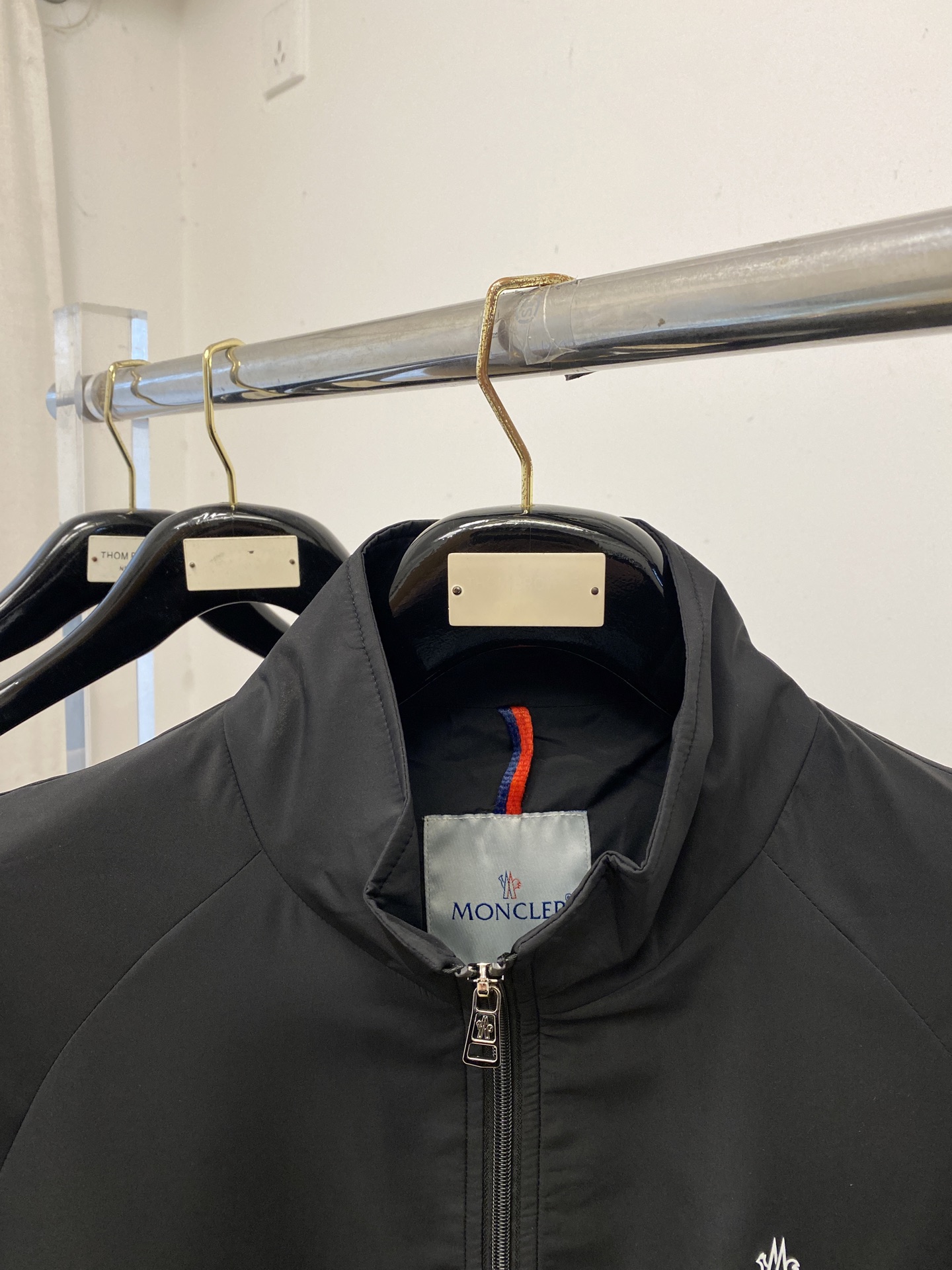 蒙口、2026新品夹克外套，时尚帅气，简约百搭款，袖口刺绣装饰图案logo，定制原版面料，不仅挺括，保持