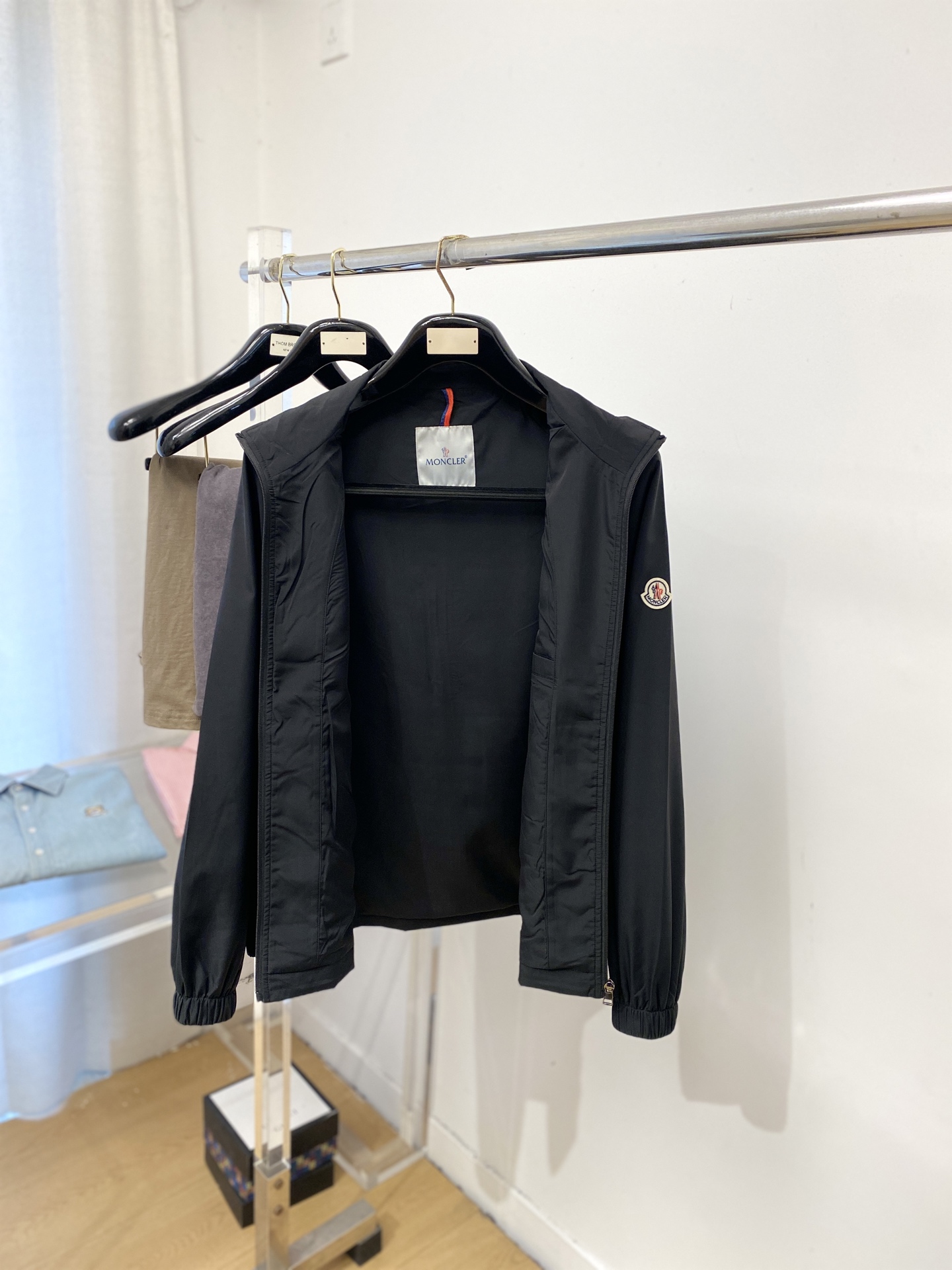 蒙口、2026新品夹克外套，时尚帅气，简约百搭款，袖口刺绣装饰图案logo，定制原版面料，不仅挺括，保持