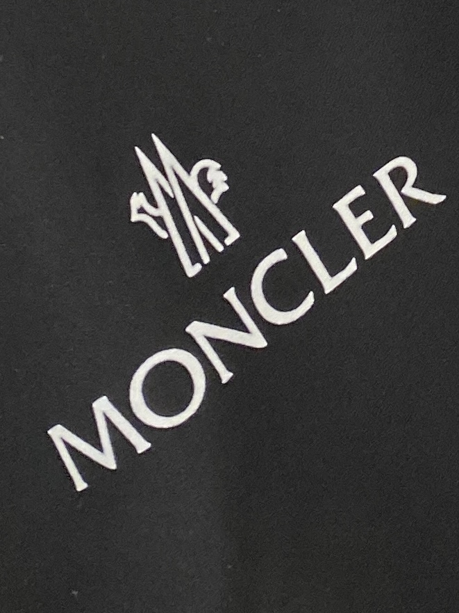 蒙口、2026新品夹克外套，时尚帅气，简约百搭款，袖口刺绣装饰图案logo，定制原版面料，不仅挺括，保持