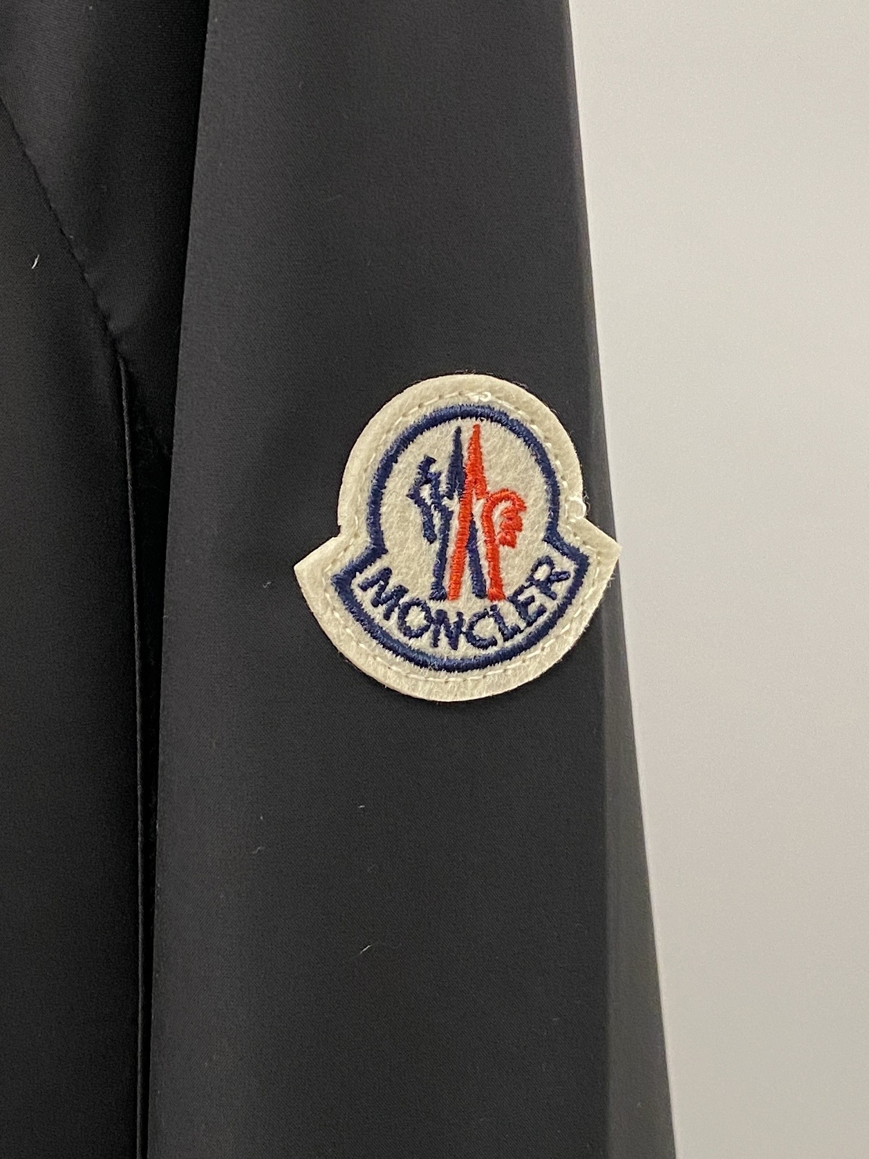 蒙口、2026新品夹克外套，时尚帅气，简约百搭款，袖口刺绣装饰图案logo，定制原版面料，不仅挺括，保持