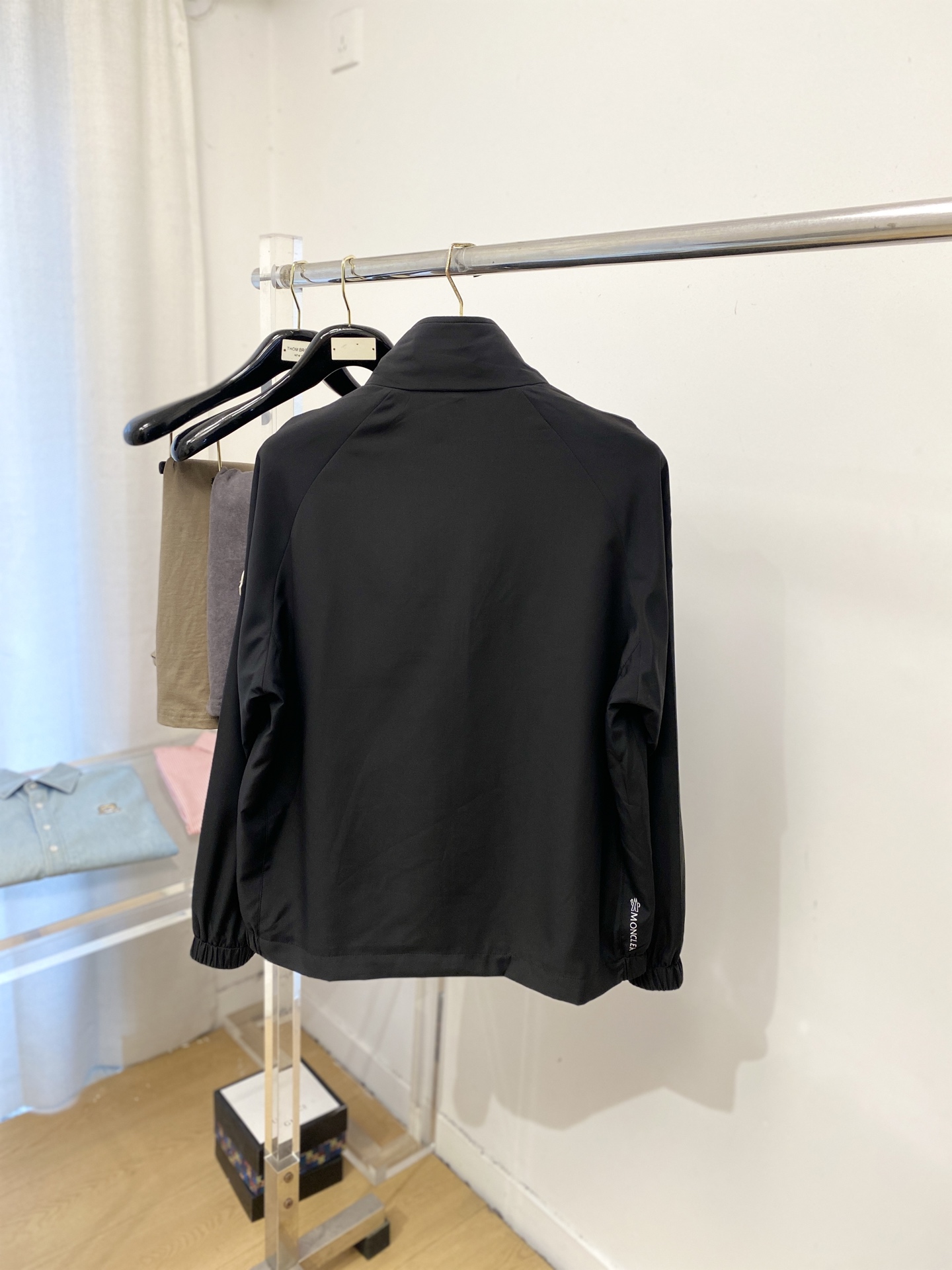 蒙口、2026新品夹克外套，时尚帅气，简约百搭款，袖口刺绣装饰图案logo，定制原版面料，不仅挺括，保持