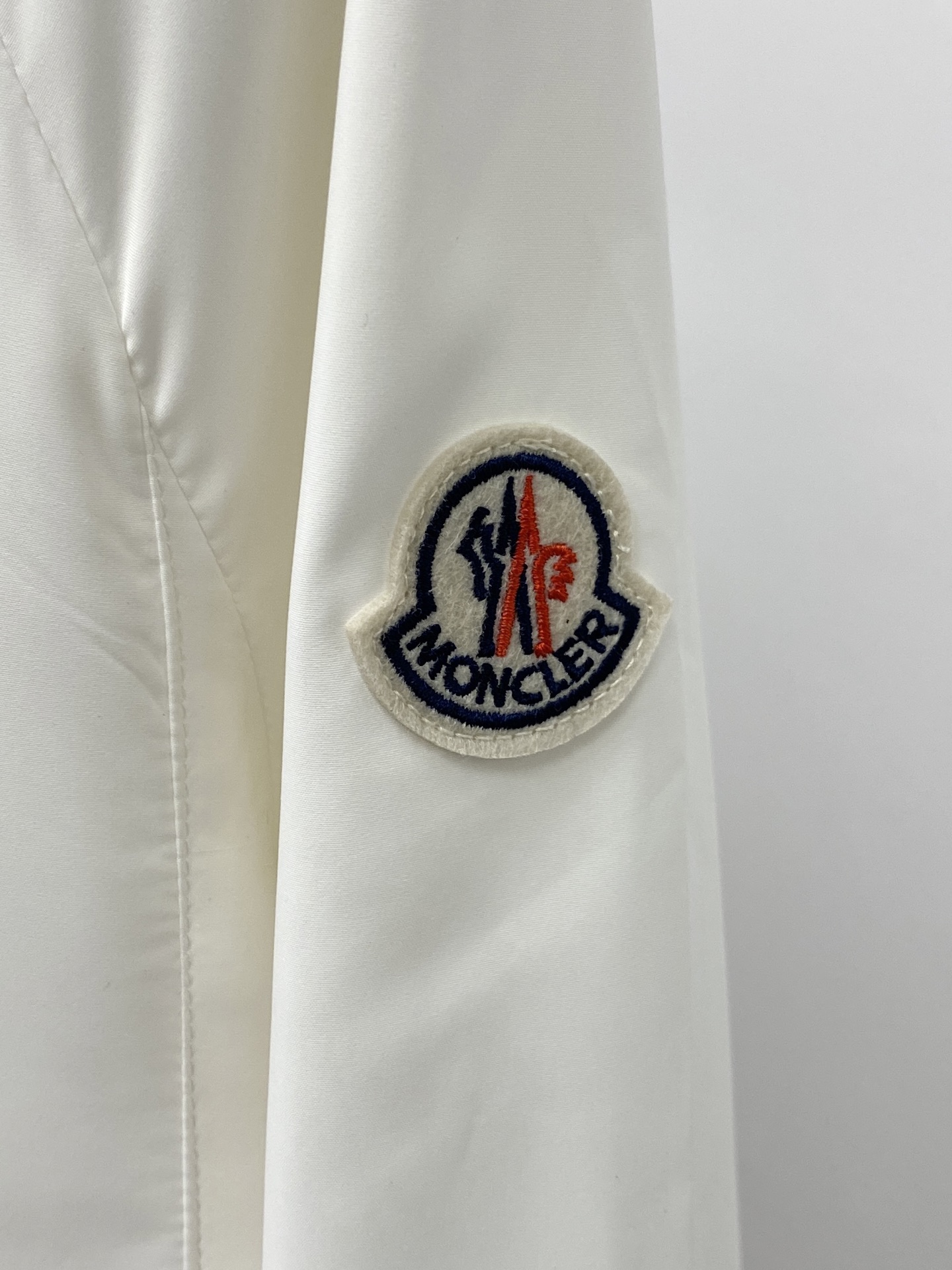 蒙口、2026新品夹克外套，时尚帅气，简约百搭款，袖口刺绣装饰图案logo，定制原版面料，不仅挺括，保持