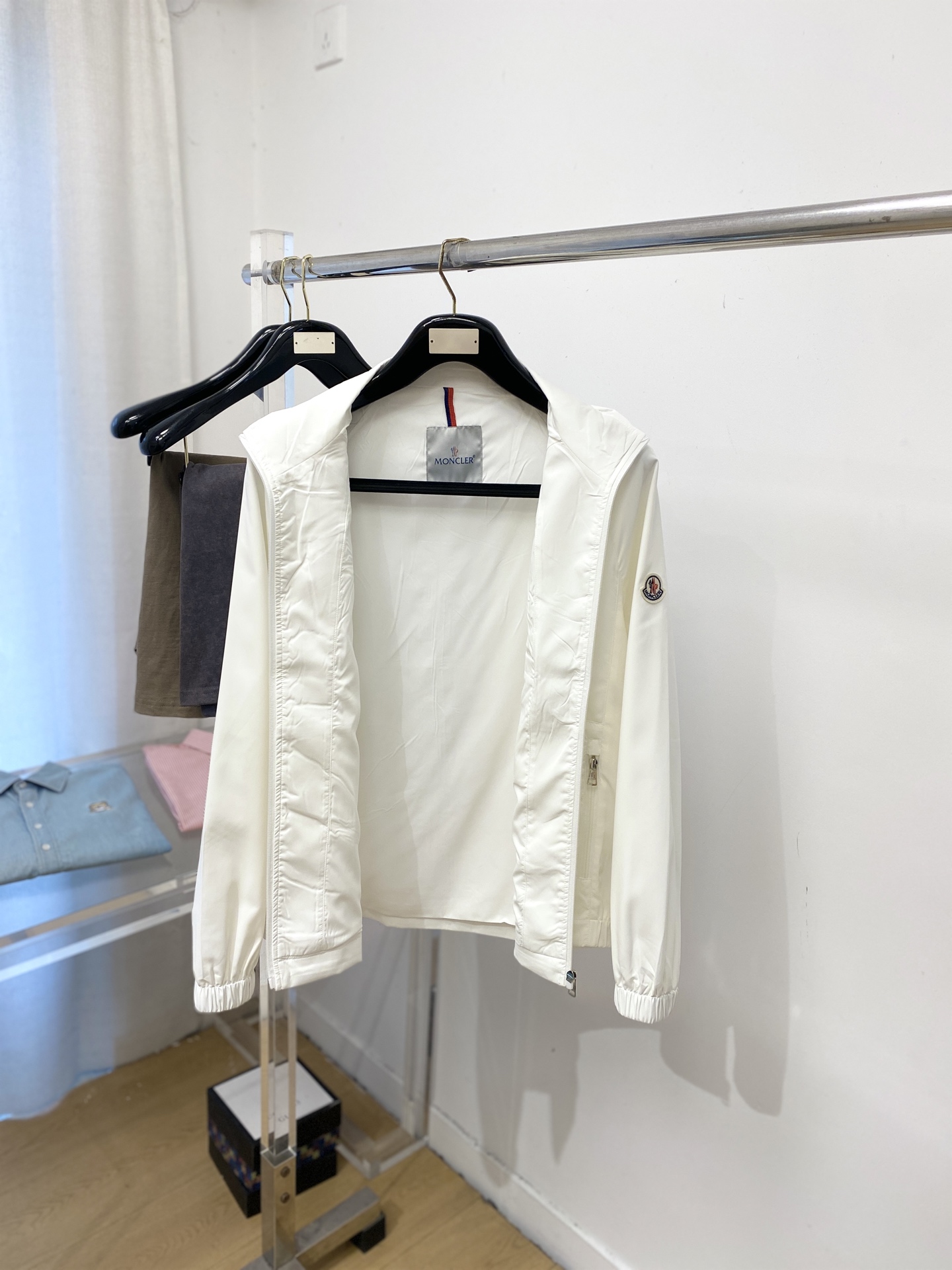 蒙口、2026新品夹克外套，时尚帅气，简约百搭款，袖口刺绣装饰图案logo，定制原版面料，不仅挺括，保持