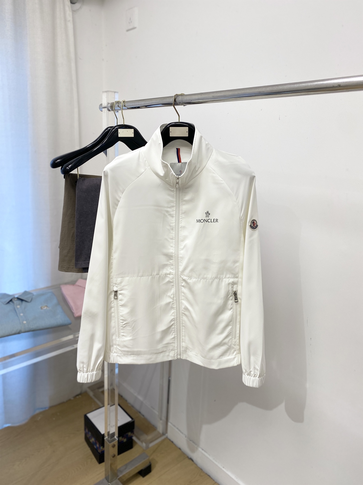 蒙口、2026新品夹克外套，时尚帅气，简约百搭款，袖口刺绣装饰图案logo，定制原版面料，不仅挺括，保持