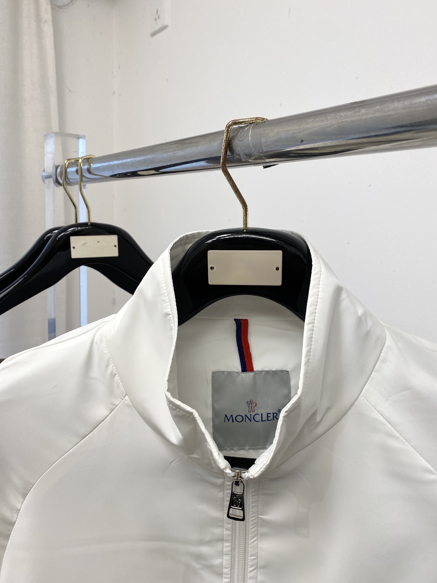 蒙口、2026新品夹克外套，时尚帅气，简约百搭款，袖口刺绣装饰图案logo，定制原版面料，不仅挺括，保持