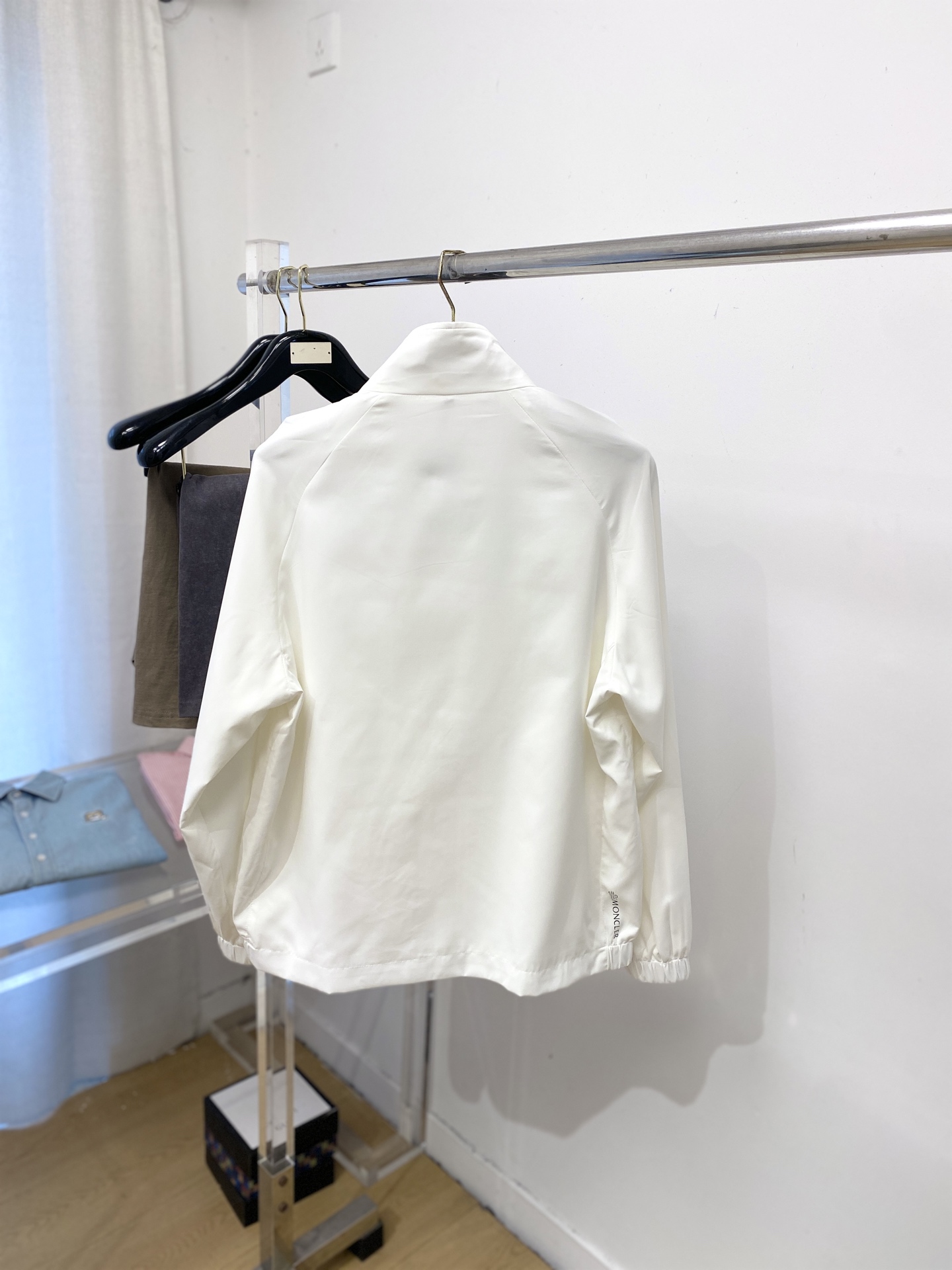 蒙口、2026新品夹克外套，时尚帅气，简约百搭款，袖口刺绣装饰图案logo，定制原版面料，不仅挺括，保持