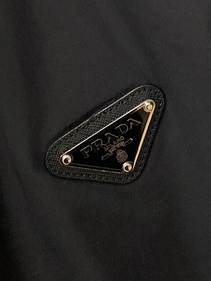 普拉达、2026新品双面穿夹克外套，时尚帅气，简约百搭款，胸前刺绣装饰字母logo，定制原版面料，不仅挺