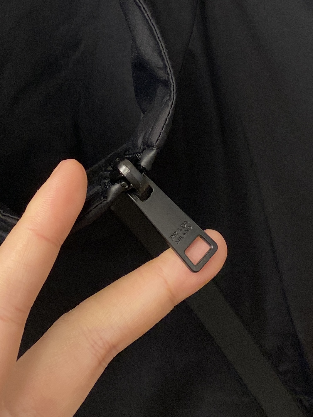 普拉达、2026新品双面穿夹克外套，时尚帅气，简约百搭款，胸前刺绣装饰字母logo，定制原版面料，不仅挺