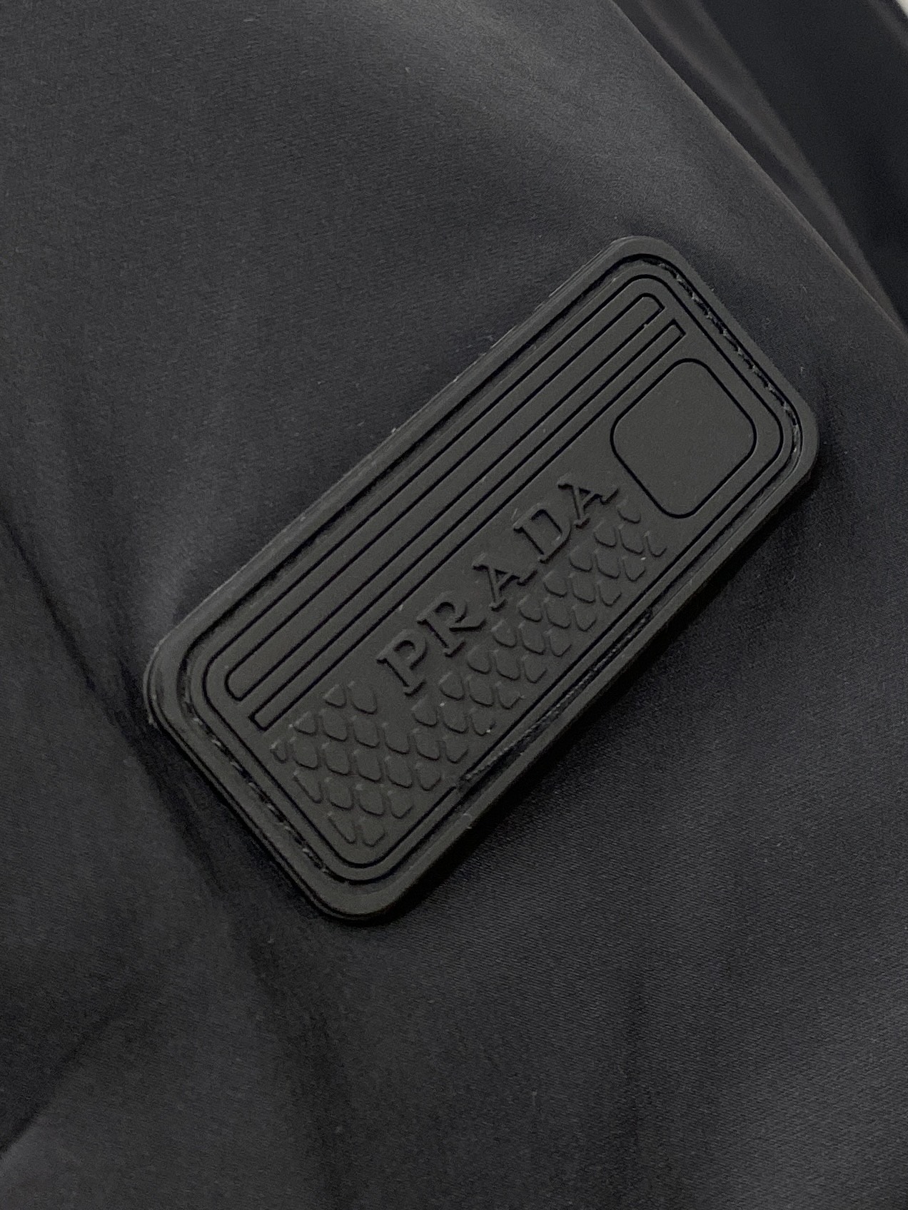 普拉达、2026新品双面穿夹克外套，时尚帅气，简约百搭款，胸前刺绣装饰字母logo，定制原版面料，不仅挺