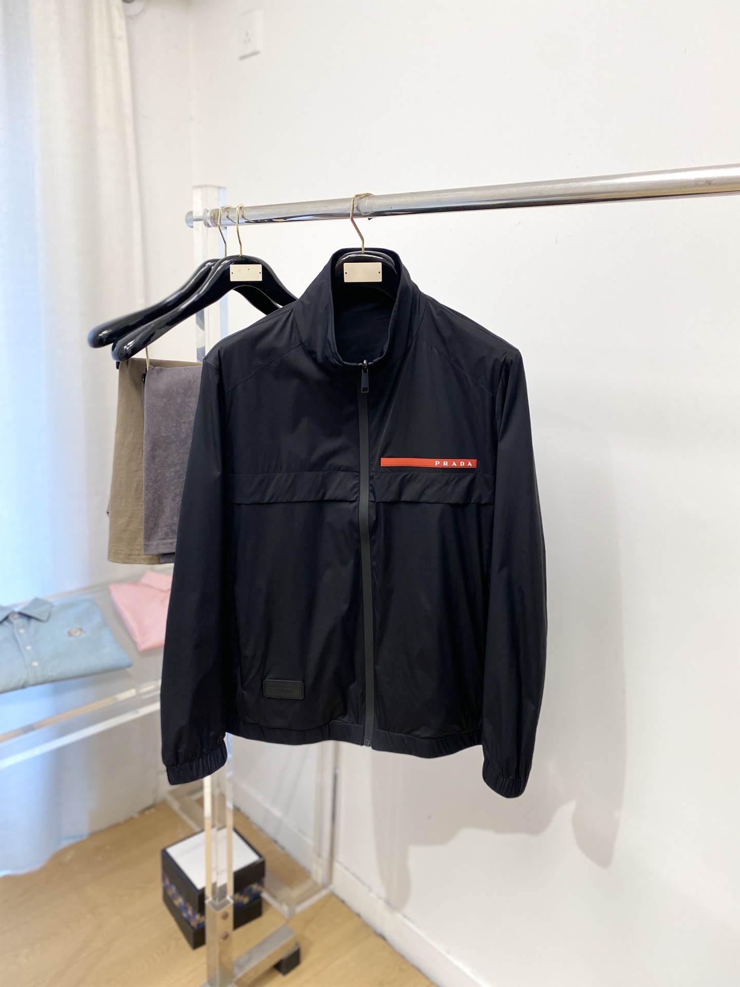 普拉达、2026新品双面穿夹克外套，时尚帅气，简约百搭款，胸前刺绣装饰字母logo，定制原版面料，不仅挺