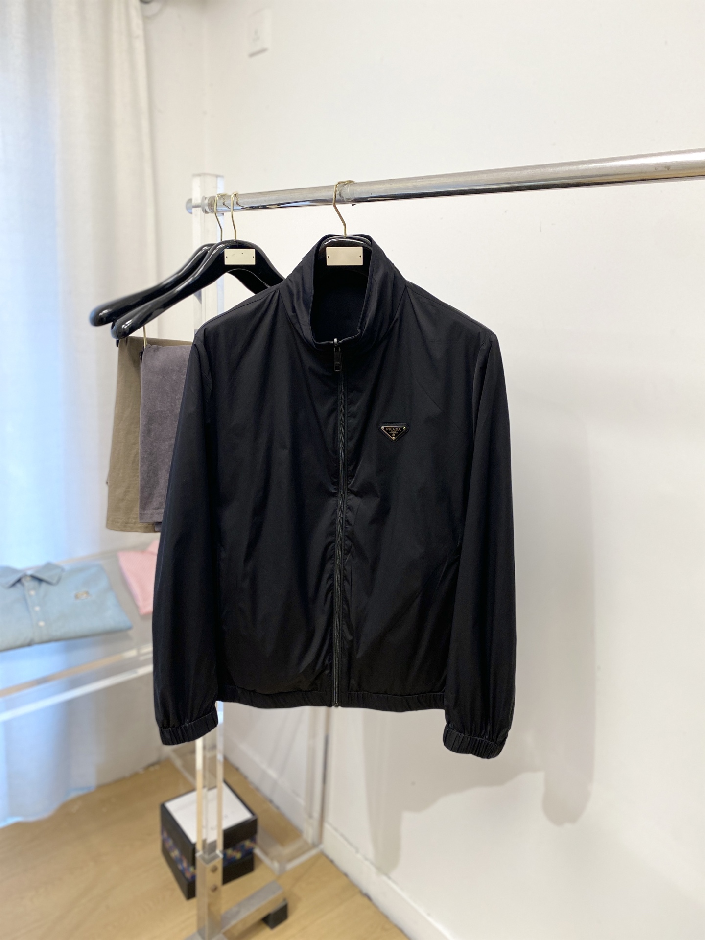 普拉达、2026新品双面穿夹克外套，时尚帅气，简约百搭款，胸前刺绣装饰字母logo，定制原版面料，不仅挺