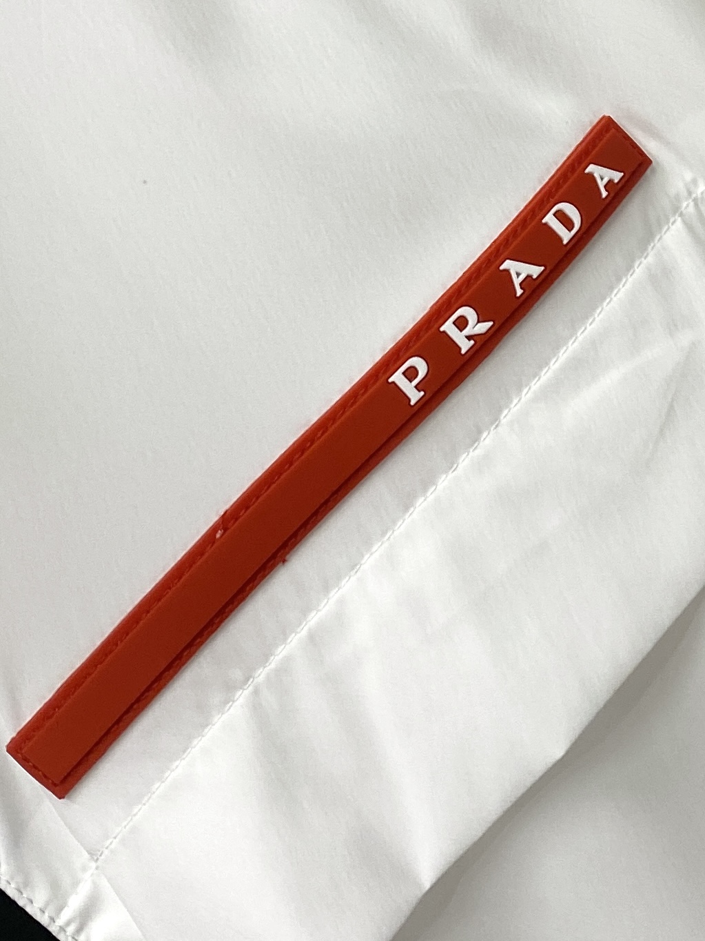 普拉达、2026新品双面穿夹克外套，时尚帅气，简约百搭款，胸前刺绣装饰字母logo，定制原版面料，不仅挺