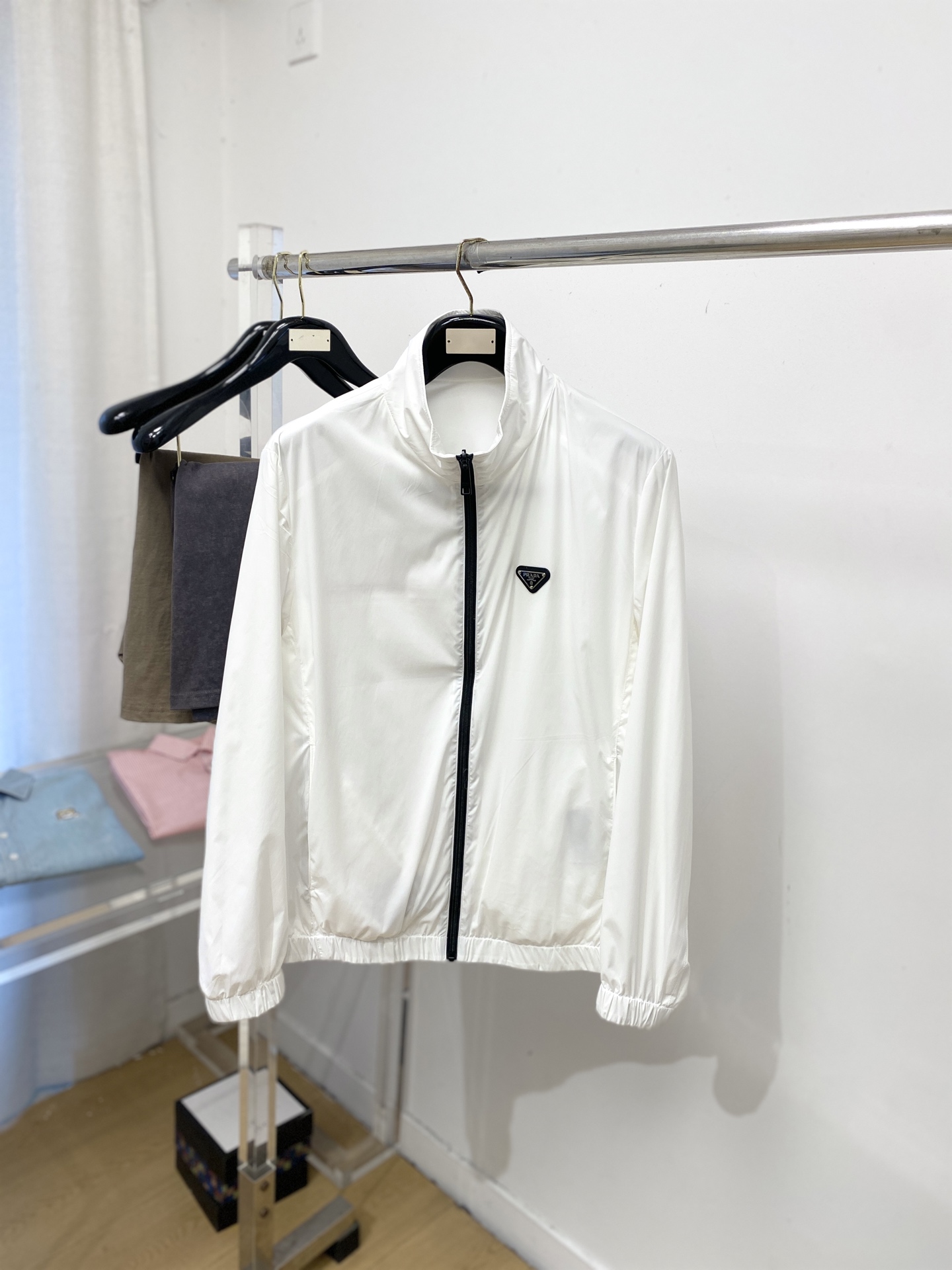 普拉达、2026新品双面穿夹克外套，时尚帅气，简约百搭款，胸前刺绣装饰字母logo，定制原版面料，不仅挺