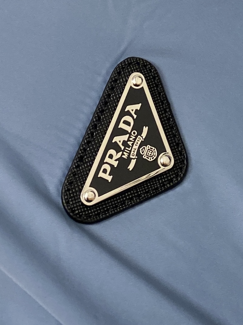 普拉达、2026新品双面穿夹克外套，时尚帅气，简约百搭款，胸前刺绣装饰字母logo，定制原版面料，不仅挺