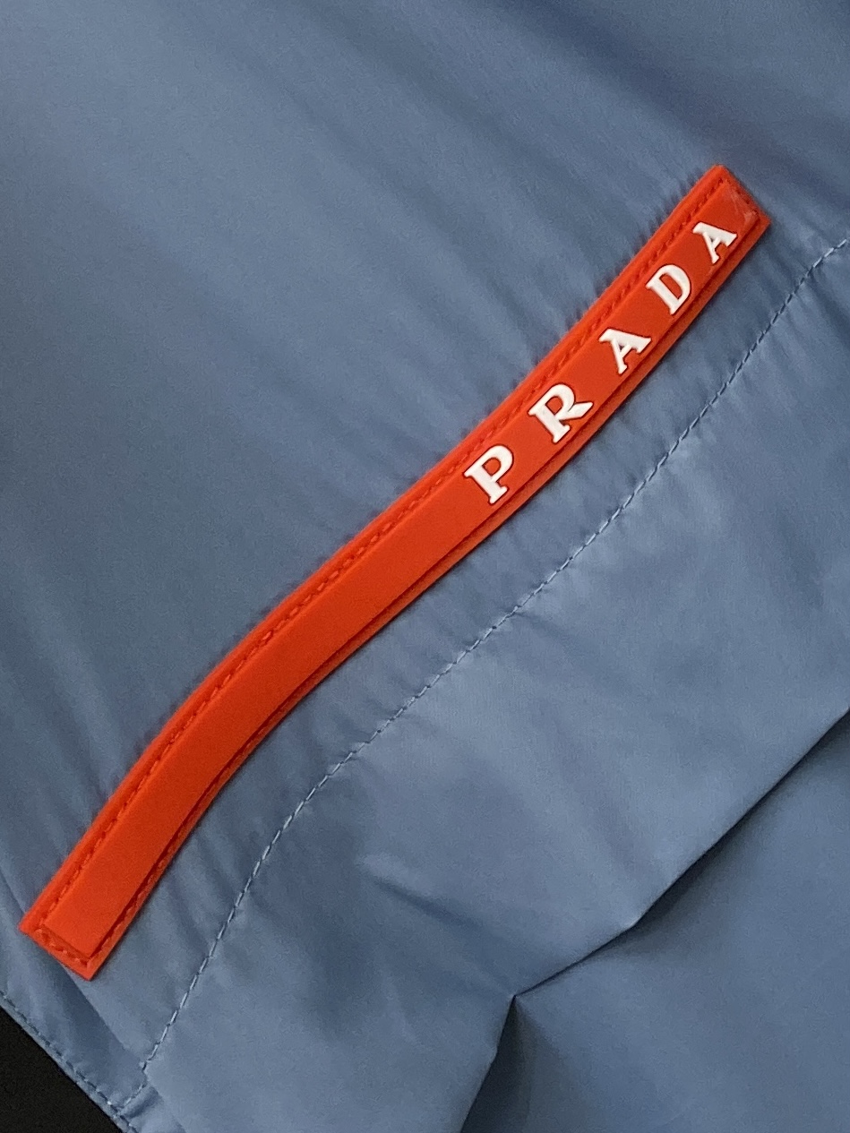 普拉达、2026新品双面穿夹克外套，时尚帅气，简约百搭款，胸前刺绣装饰字母logo，定制原版面料，不仅挺