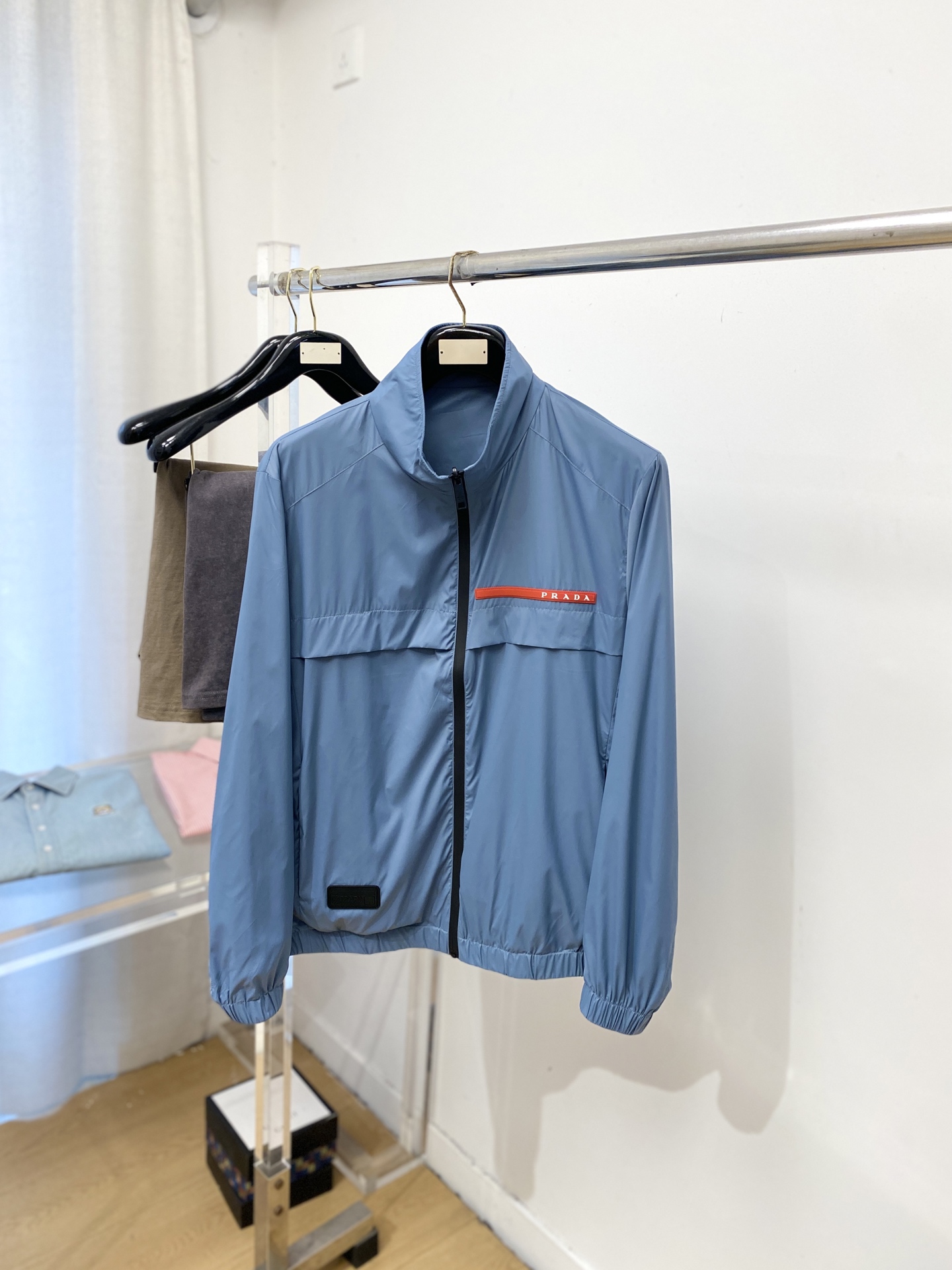 普拉达、2026新品双面穿夹克外套，时尚帅气，简约百搭款，胸前刺绣装饰字母logo，定制原版面料，不仅挺