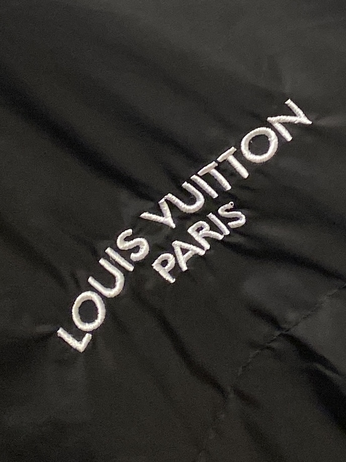 路易威登、2026新品夹克外套，时尚帅气，简约百搭款，胸前精致刺绣字母logo，定制原版面料，不仅挺括，