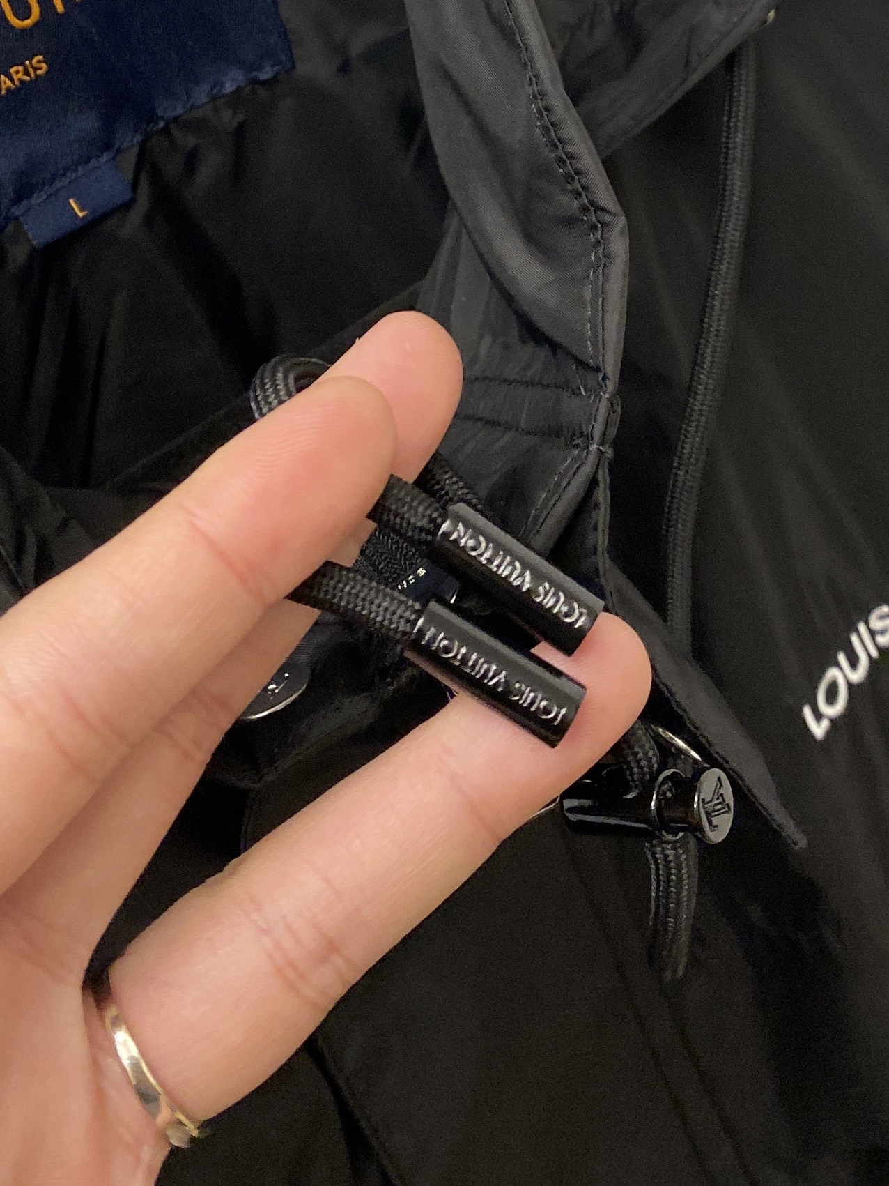 路易威登、2026新品夹克外套，时尚帅气，简约百搭款，胸前精致刺绣字母logo，定制原版面料，不仅挺括，