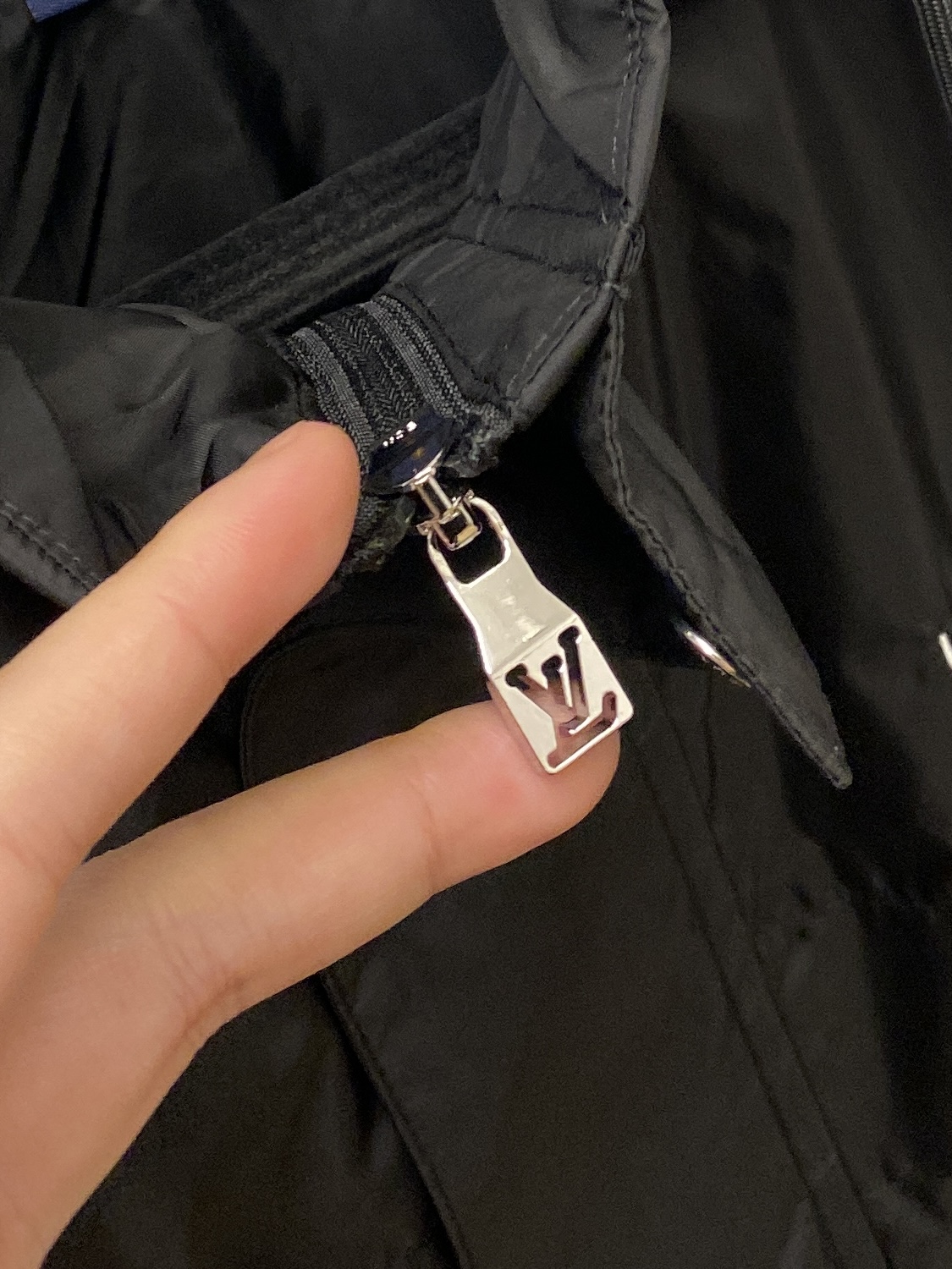 路易威登、2026新品夹克外套，时尚帅气，简约百搭款，胸前精致刺绣字母logo，定制原版面料，不仅挺括，