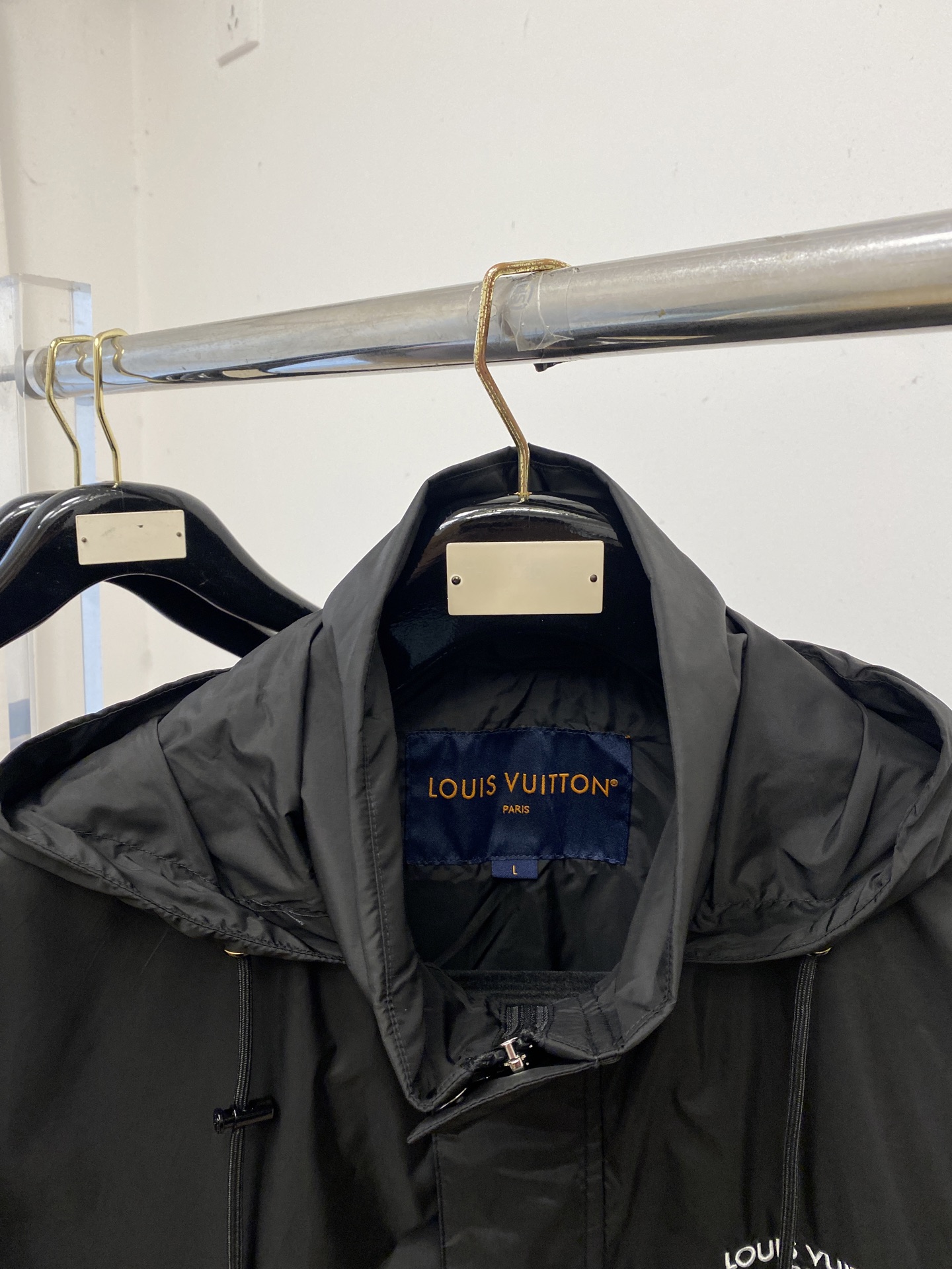路易威登、2026新品夹克外套，时尚帅气，简约百搭款，胸前精致刺绣字母logo，定制原版面料，不仅挺括，