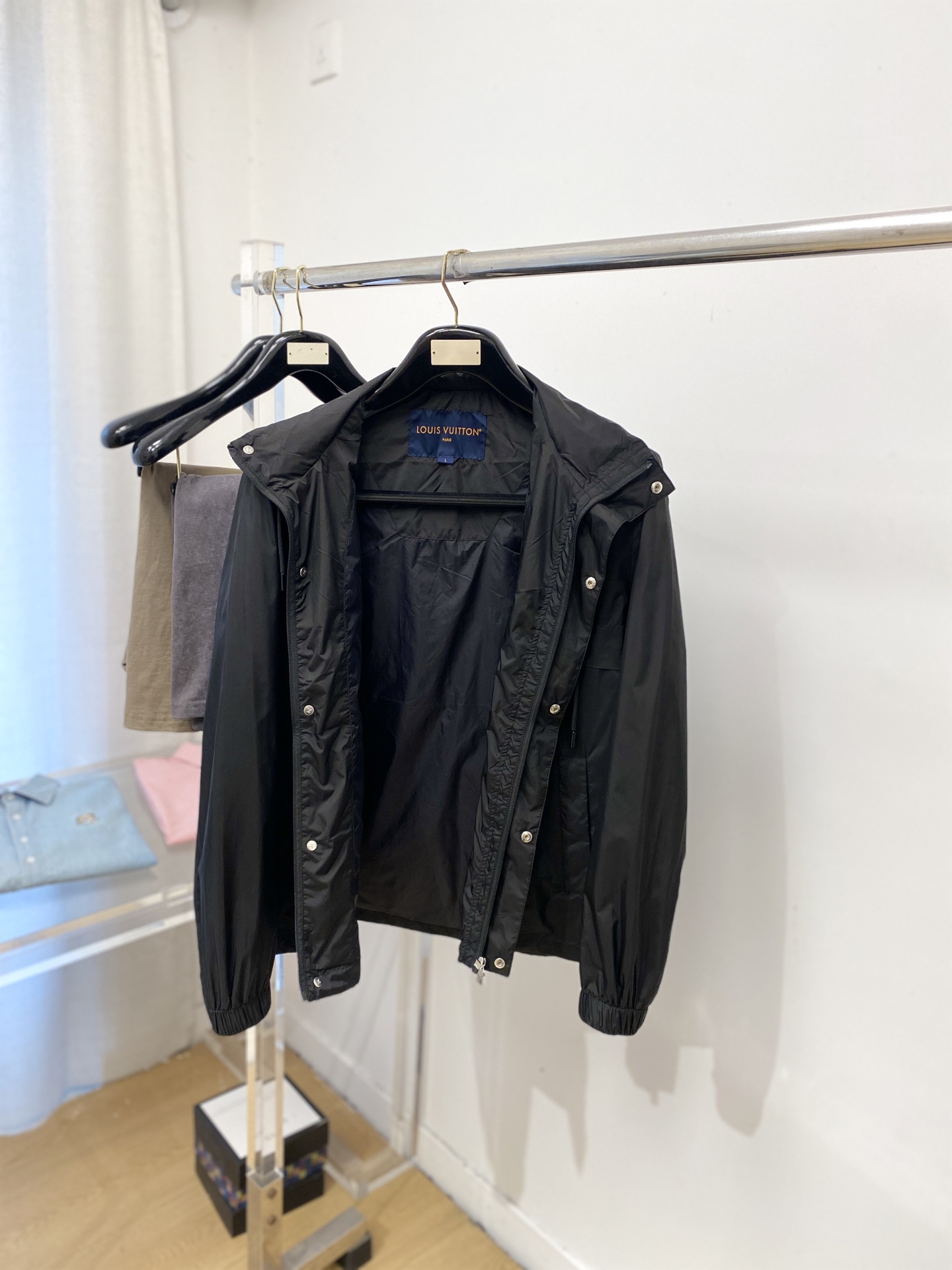路易威登、2026新品夹克外套，时尚帅气，简约百搭款，胸前精致刺绣字母logo，定制原版面料，不仅挺括，