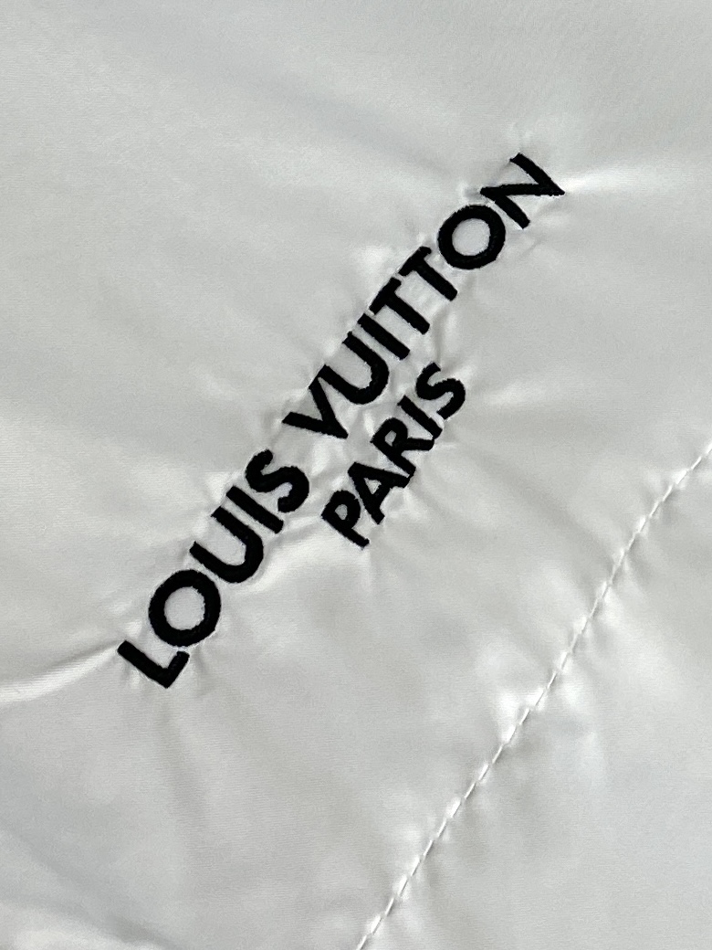 路易威登、2026新品夹克外套，时尚帅气，简约百搭款，胸前精致刺绣字母logo，定制原版面料，不仅挺括，