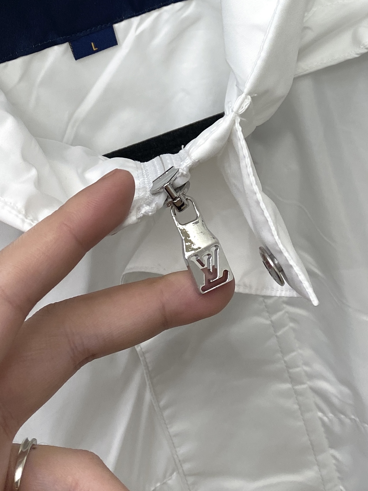 路易威登、2026新品夹克外套，时尚帅气，简约百搭款，胸前精致刺绣字母logo，定制原版面料，不仅挺括，