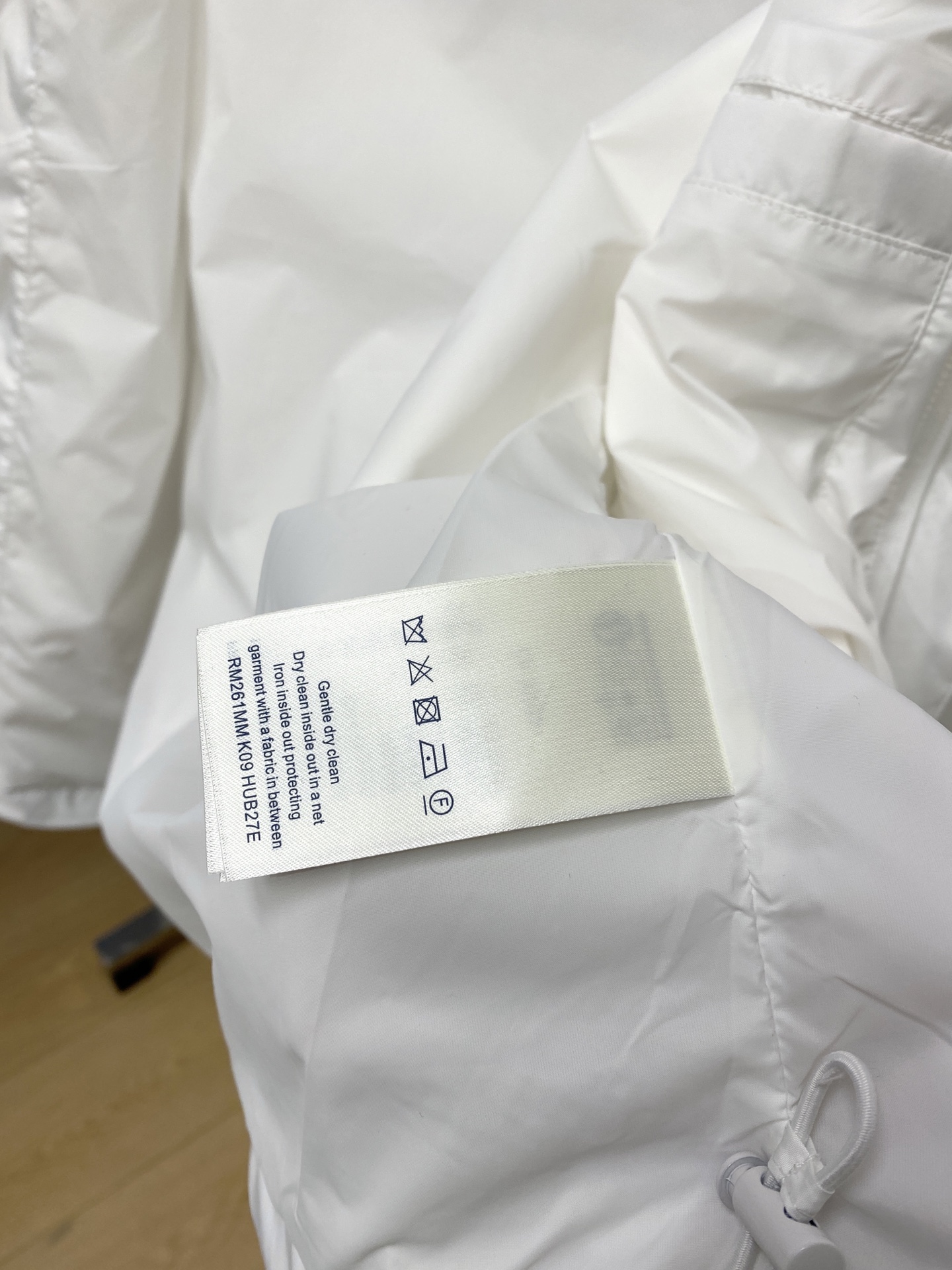 路易威登、2026新品夹克外套，时尚帅气，简约百搭款，胸前精致刺绣字母logo，定制原版面料，不仅挺括，