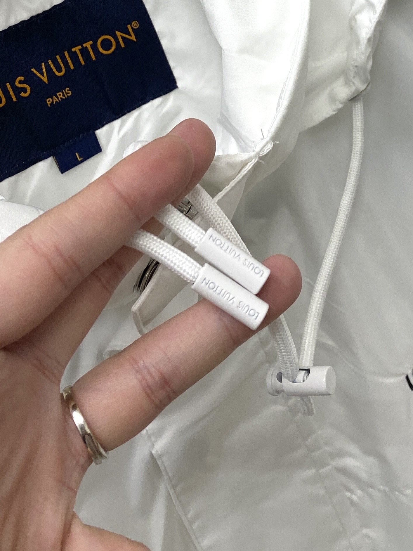 路易威登、2026新品夹克外套，时尚帅气，简约百搭款，胸前精致刺绣字母logo，定制原版面料，不仅挺括，