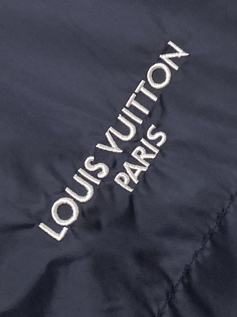 路易威登、2026新品夹克外套，时尚帅气，简约百搭款，胸前精致刺绣字母logo，定制原版面料，不仅挺括，