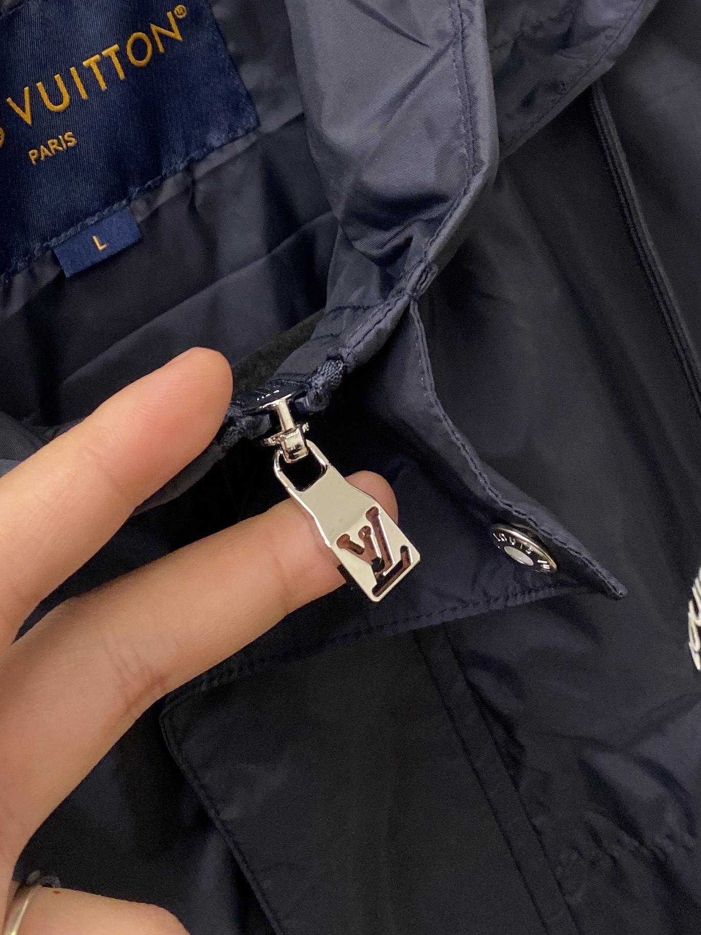 路易威登、2026新品夹克外套，时尚帅气，简约百搭款，胸前精致刺绣字母logo，定制原版面料，不仅挺括，