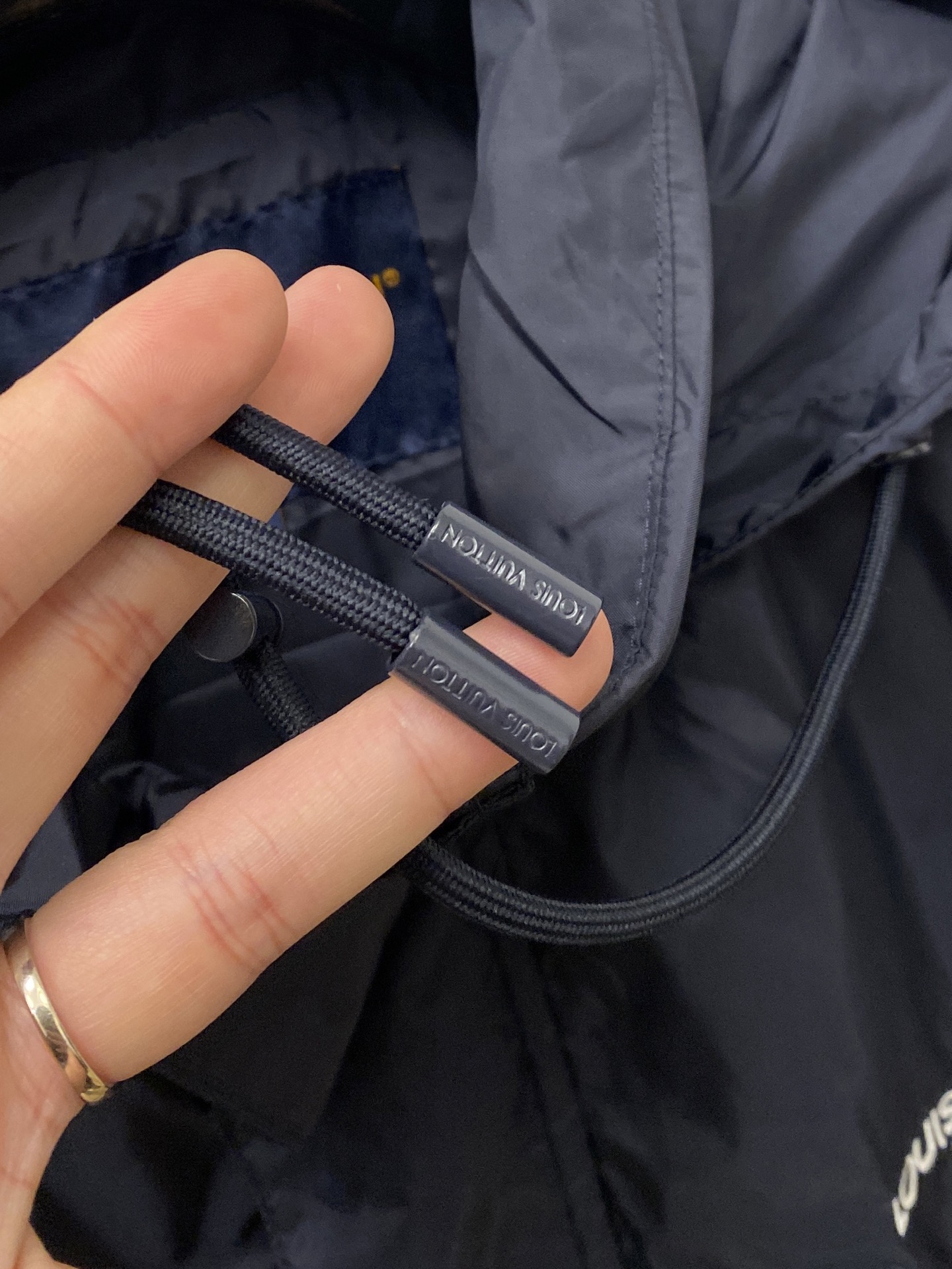 路易威登、2026新品夹克外套，时尚帅气，简约百搭款，胸前精致刺绣字母logo，定制原版面料，不仅挺括，