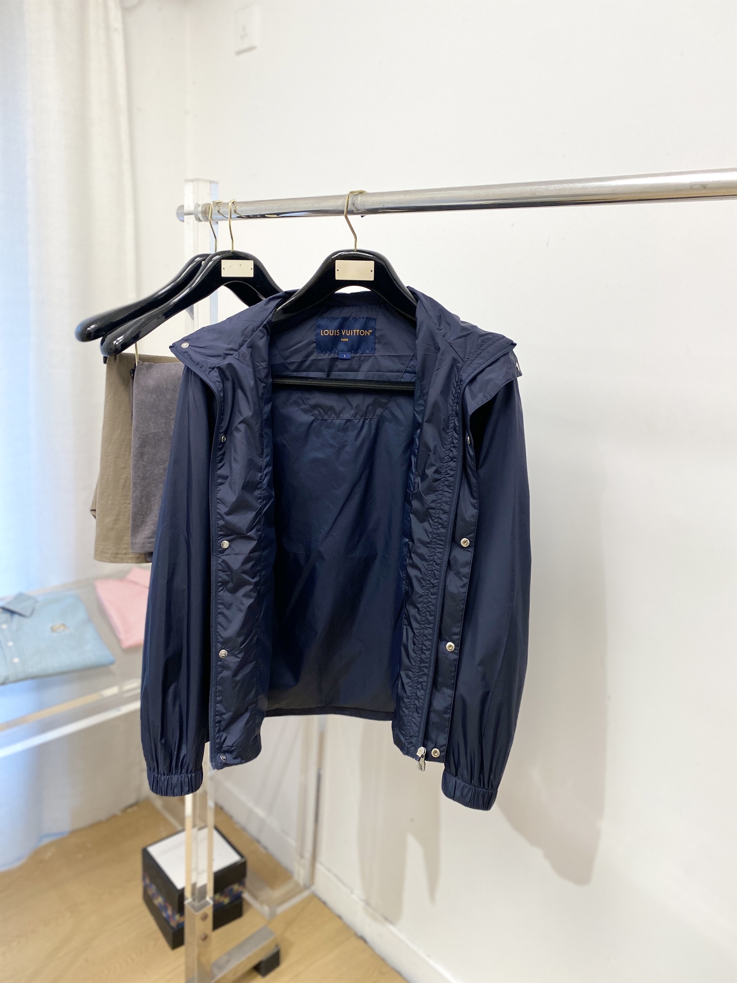 路易威登、2026新品夹克外套，时尚帅气，简约百搭款，胸前精致刺绣字母logo，定制原版面料，不仅挺括，